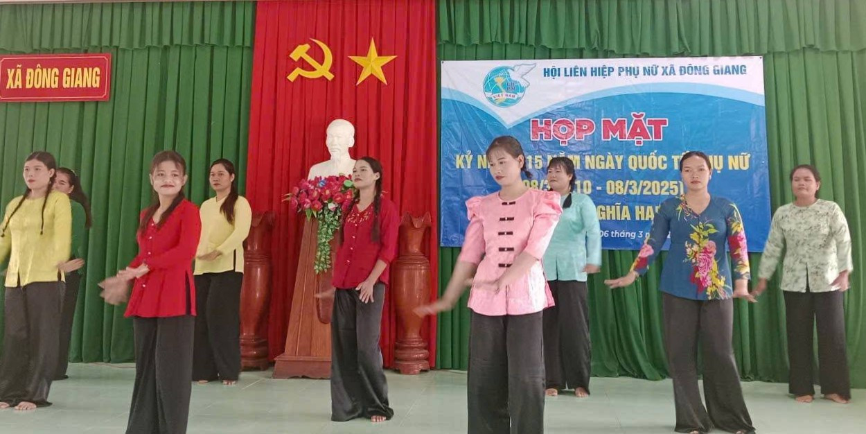 1.Phụ nữ vùng đồng bào DTTS tự tin trình diễn các tiết mục dân vũ