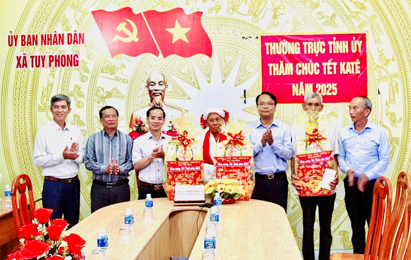 Phó Bí thư Tỉnh ủy Lâm Đồng Đặng Hồng Sỹ tặng quà xã Tuy Phong, ông Đoàn Minh Duyên (thôn Tuy Tịnh 2), Ban điều hành thôn Tuy Tịnh 2 và Ban Quản lý Tháp Ngài (Pônơrôp)