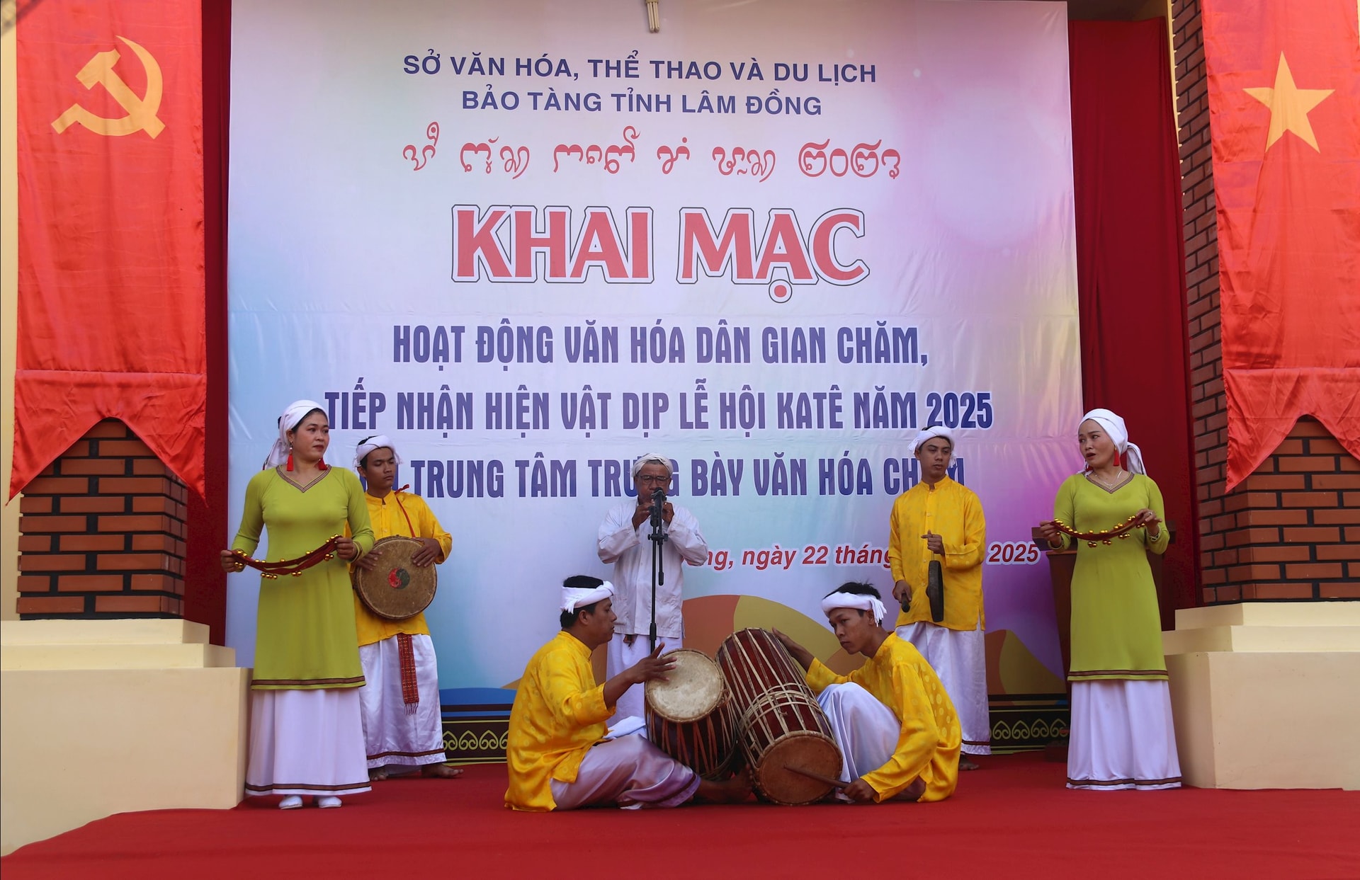 Cham folkkonstföreställning på Cham kulturutställningscenter