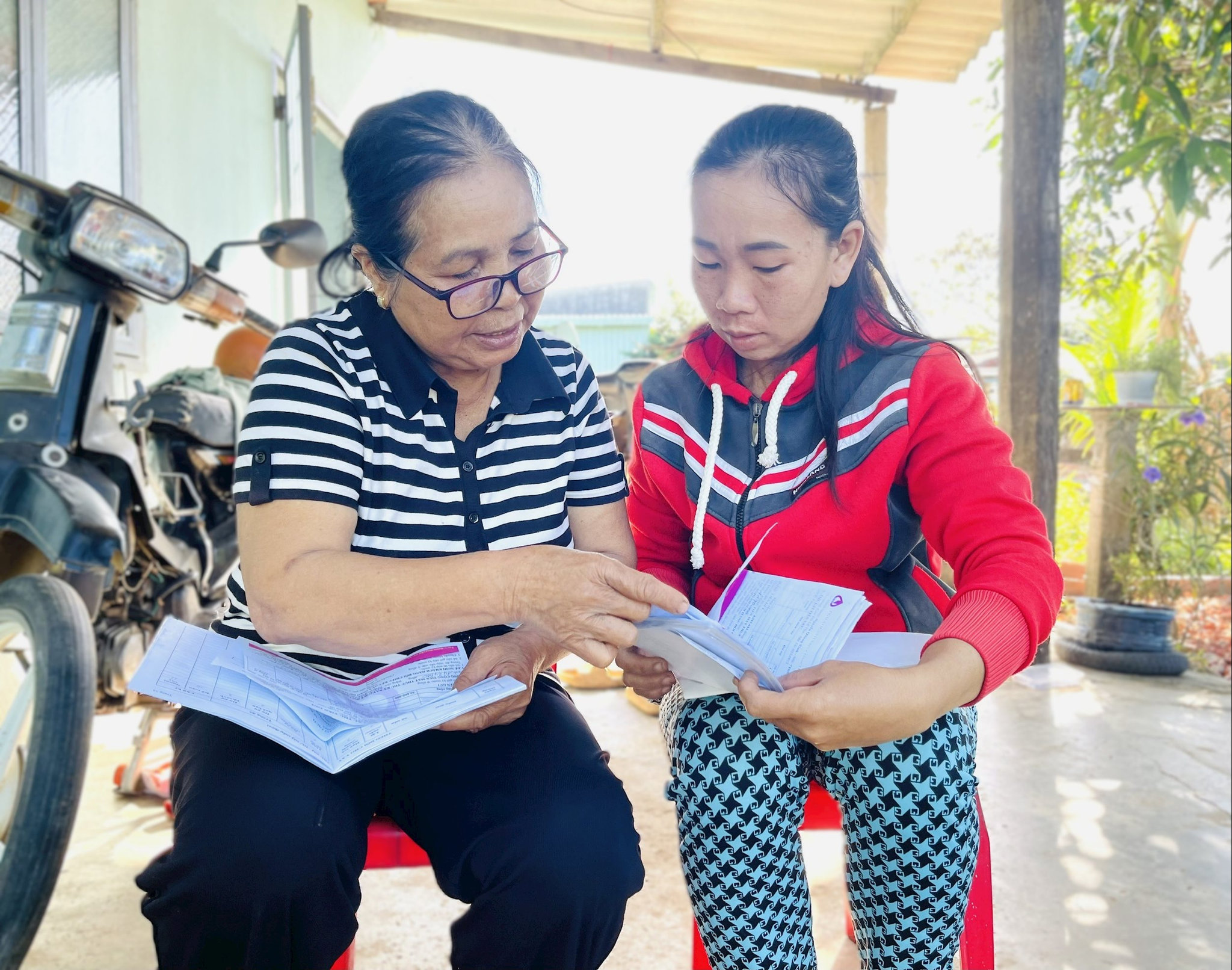 Chi hội trưởng phụ nữ thôn Phú Lập, xã Hàm Thuận Nam hướng dẫn hội viên vay vốn phát triển kinh tế