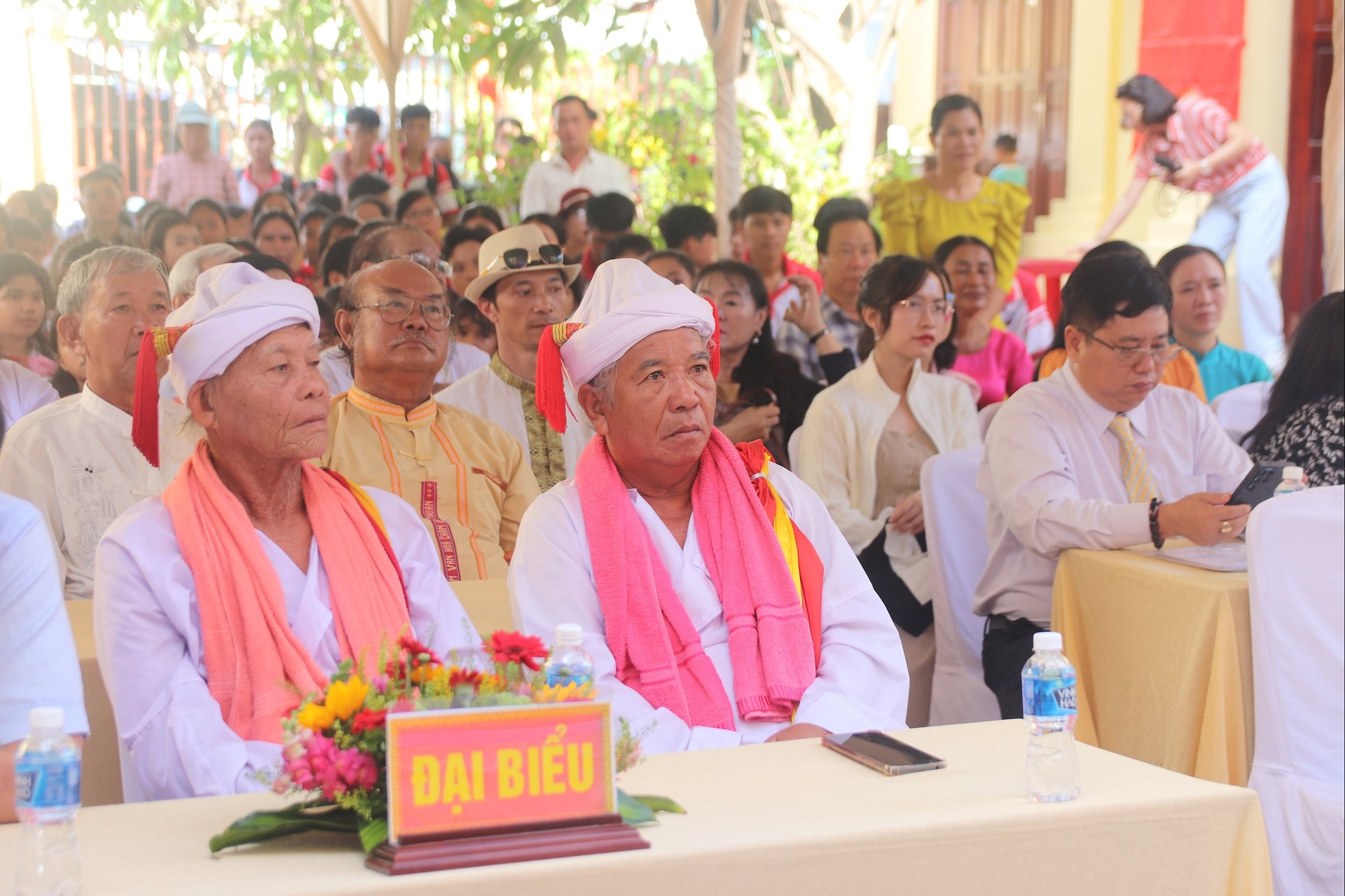Religiösa dignitärer och Cham-samhället i Bac Binh deltog i öppningsceremonin.