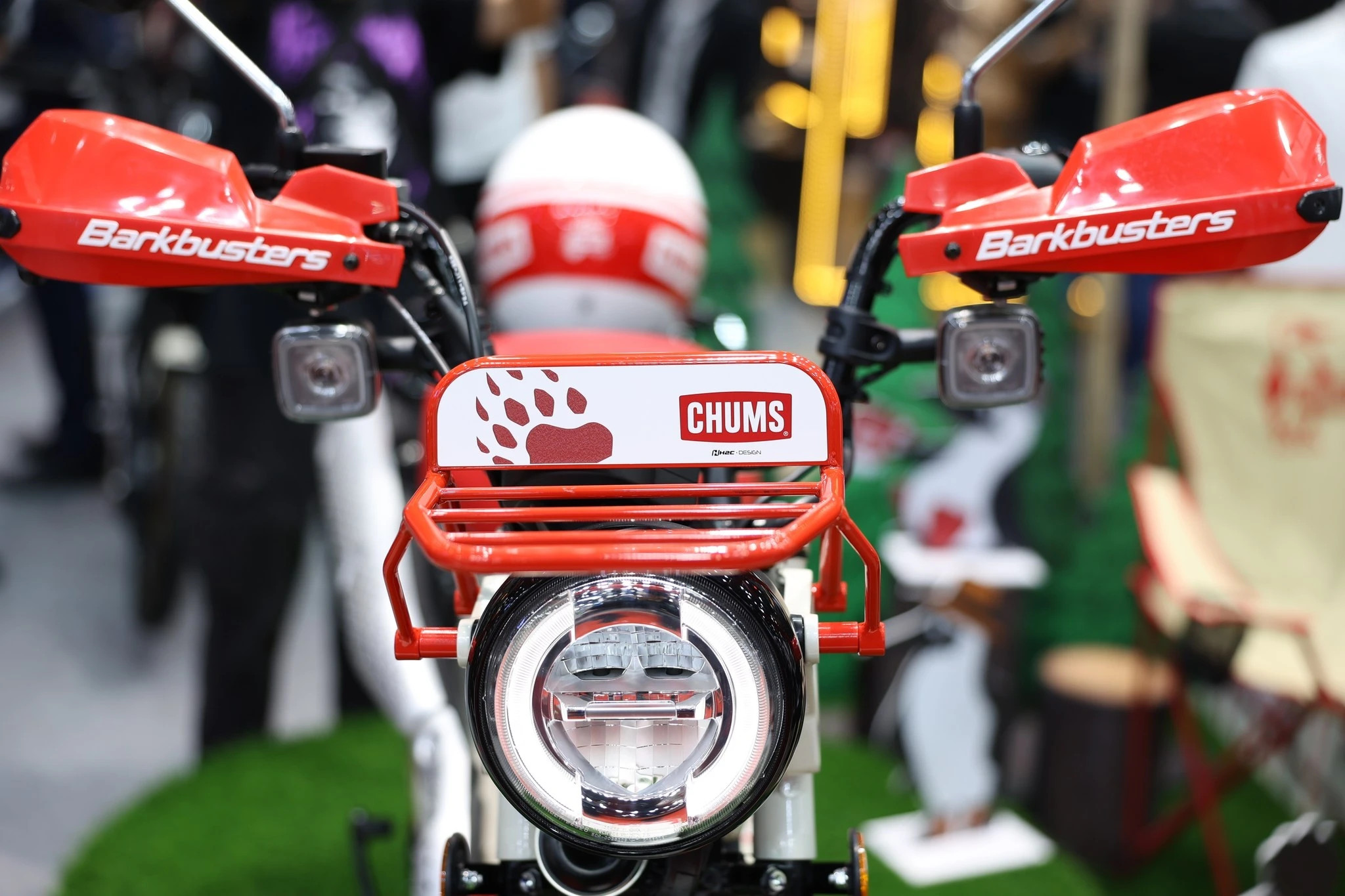 Yen solo do logo Chums va baga sau lon tren Honda CT125 Chums