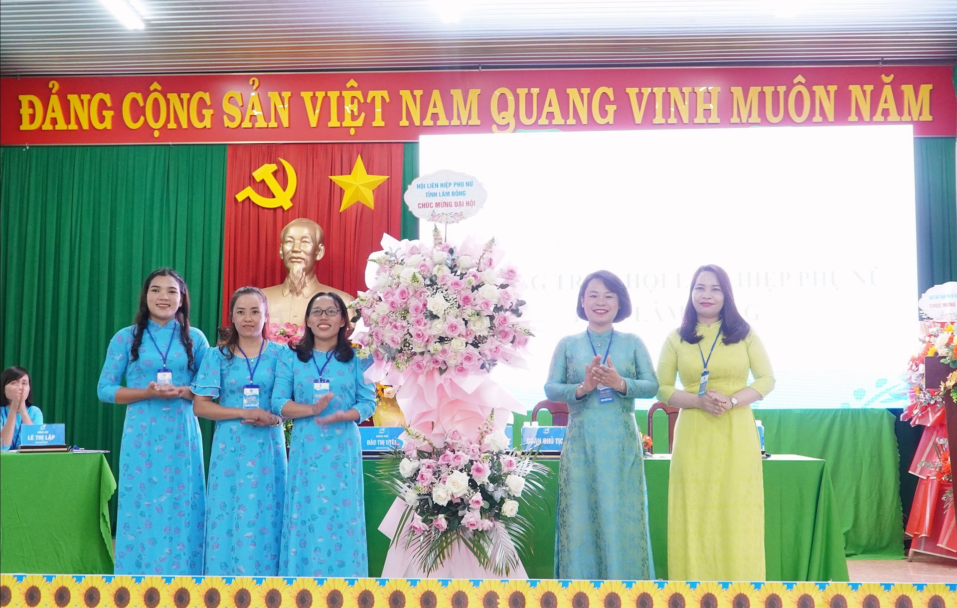 Provincial Women's Union presented flowers to congratulate the Congress