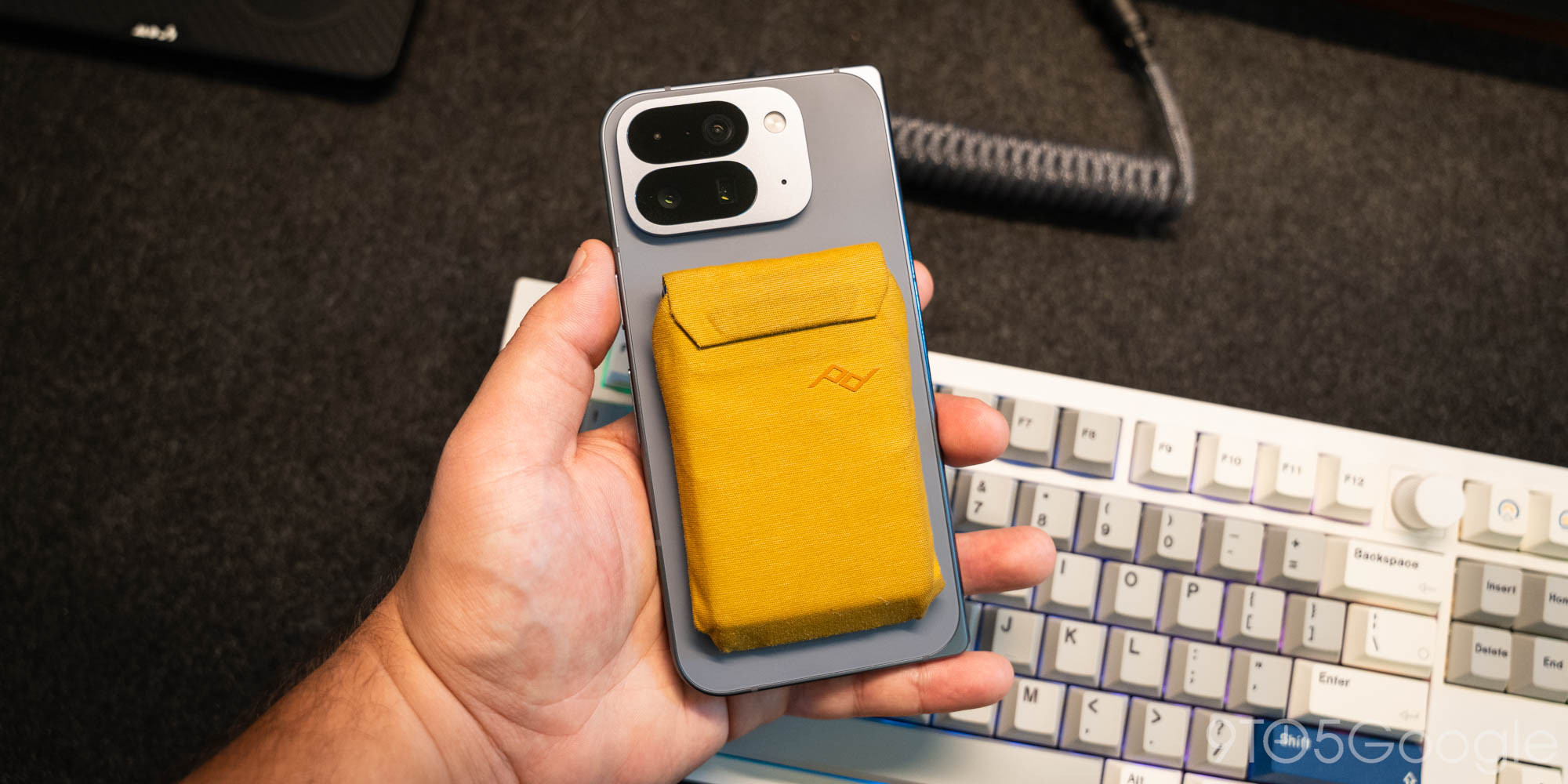 Ví gắn nam châm Qi2 trên mặt lưng Pixel 10 Pro Fold