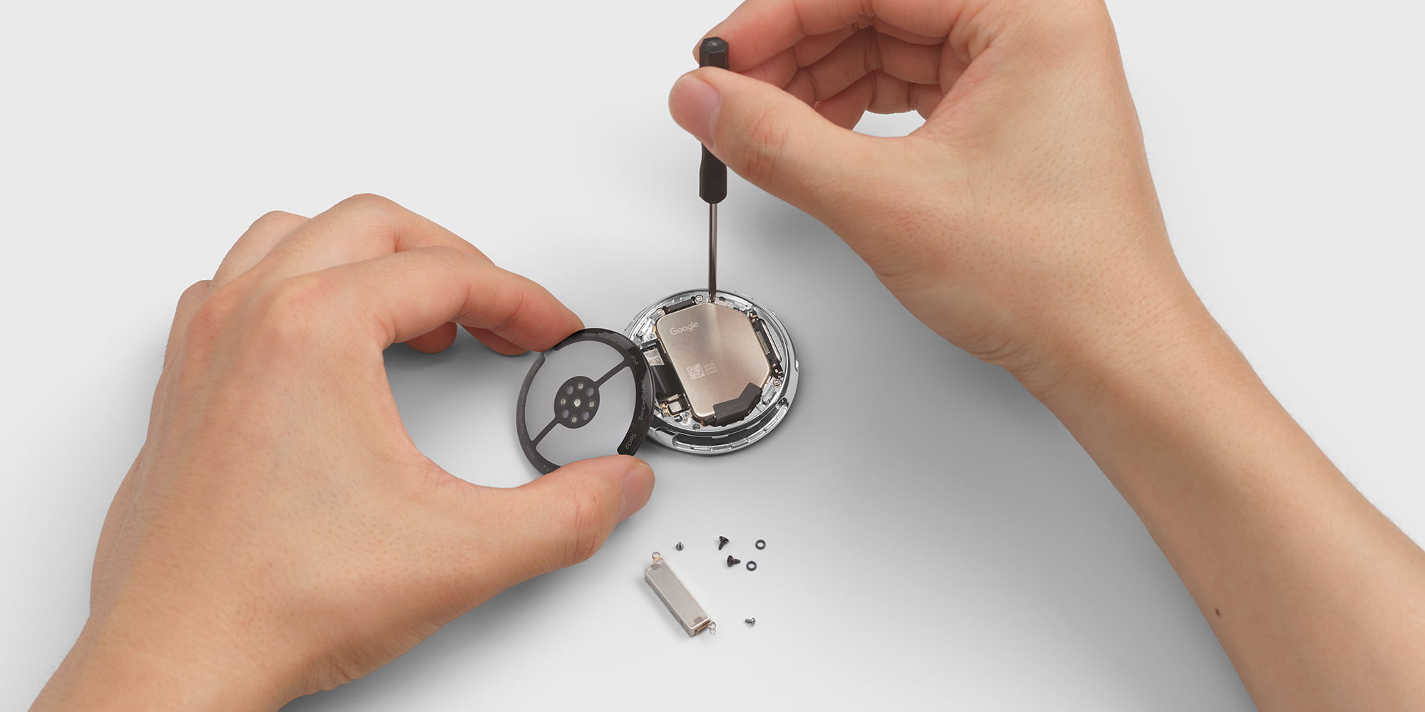 Cặp ốc ở rãnh dây giúp mở thân máy để thay pin, màn hình