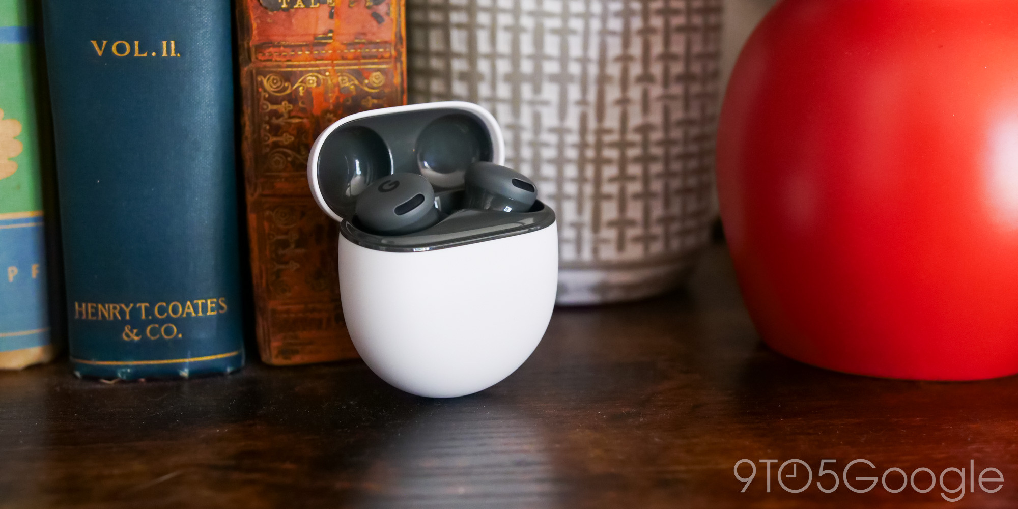 Pixel Buds 2a và hộp sạc dạng sỏi nhỏ gọn