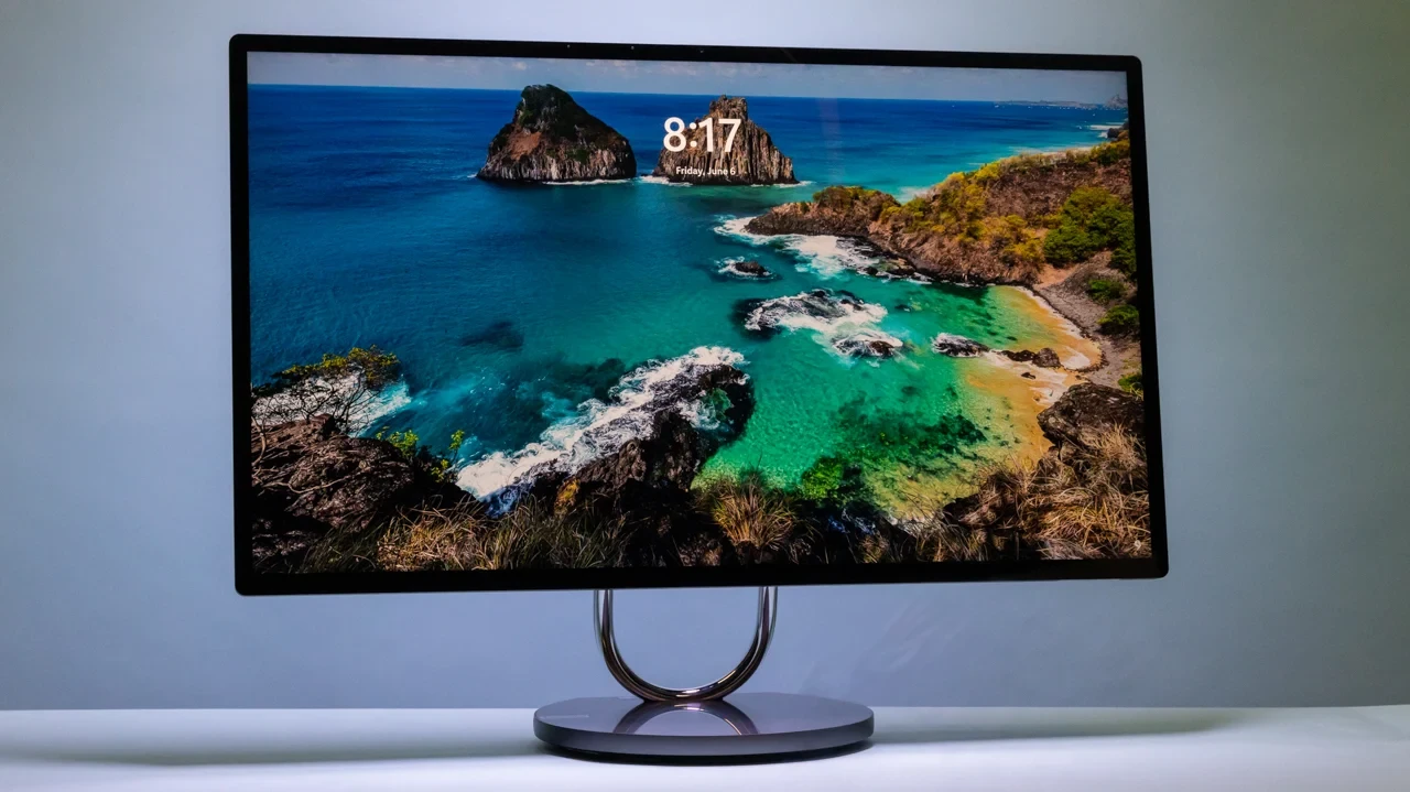 Lenovo Yoga AIO 32i với màn hình 32 inch 4K và chân đế tròn tối giản