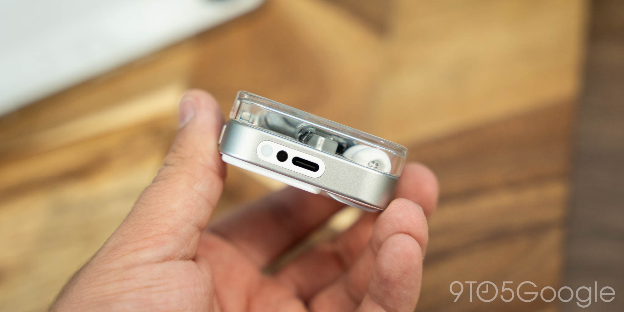 Hộp sạc Nothing Ear (3) với nút Talk dành cho Super Mic