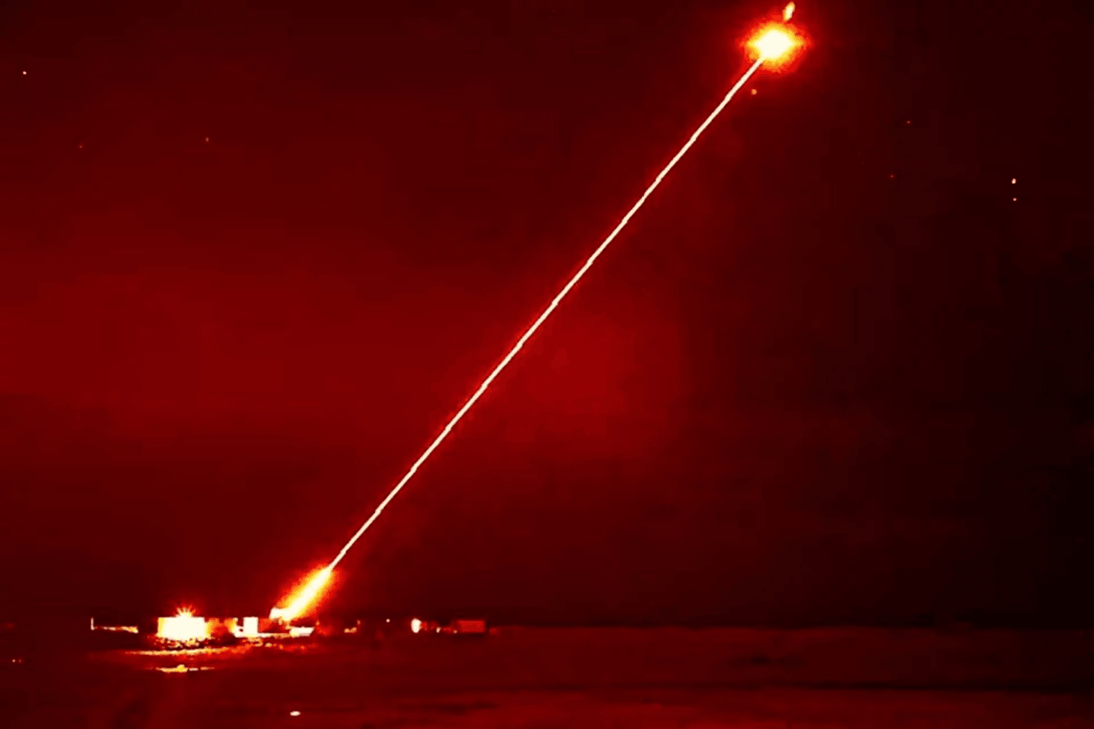 Tia laser công suất cao từ hệ thống DragonFire trong thử nghiệm