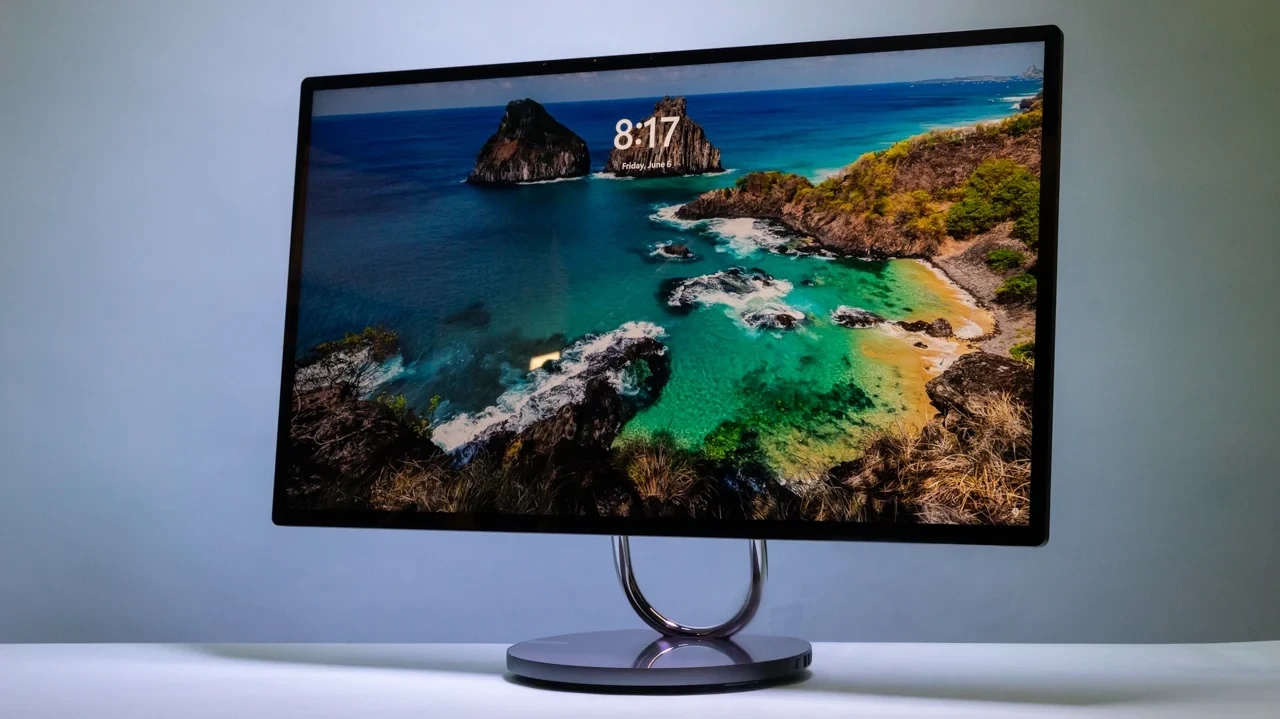 Màn hình 4K 31,5 inch của Lenovo Yoga AIO 32i hiển thị màu sắc rực rỡ