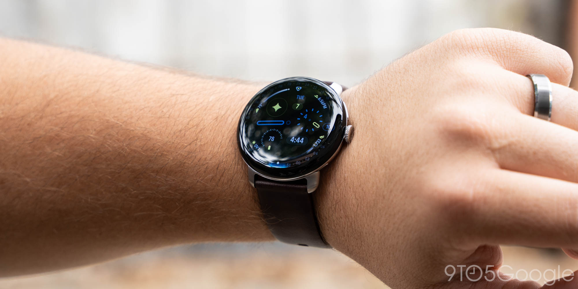 Pixel Watch 4 bản 45 mm với màn hình vòm Actua 360