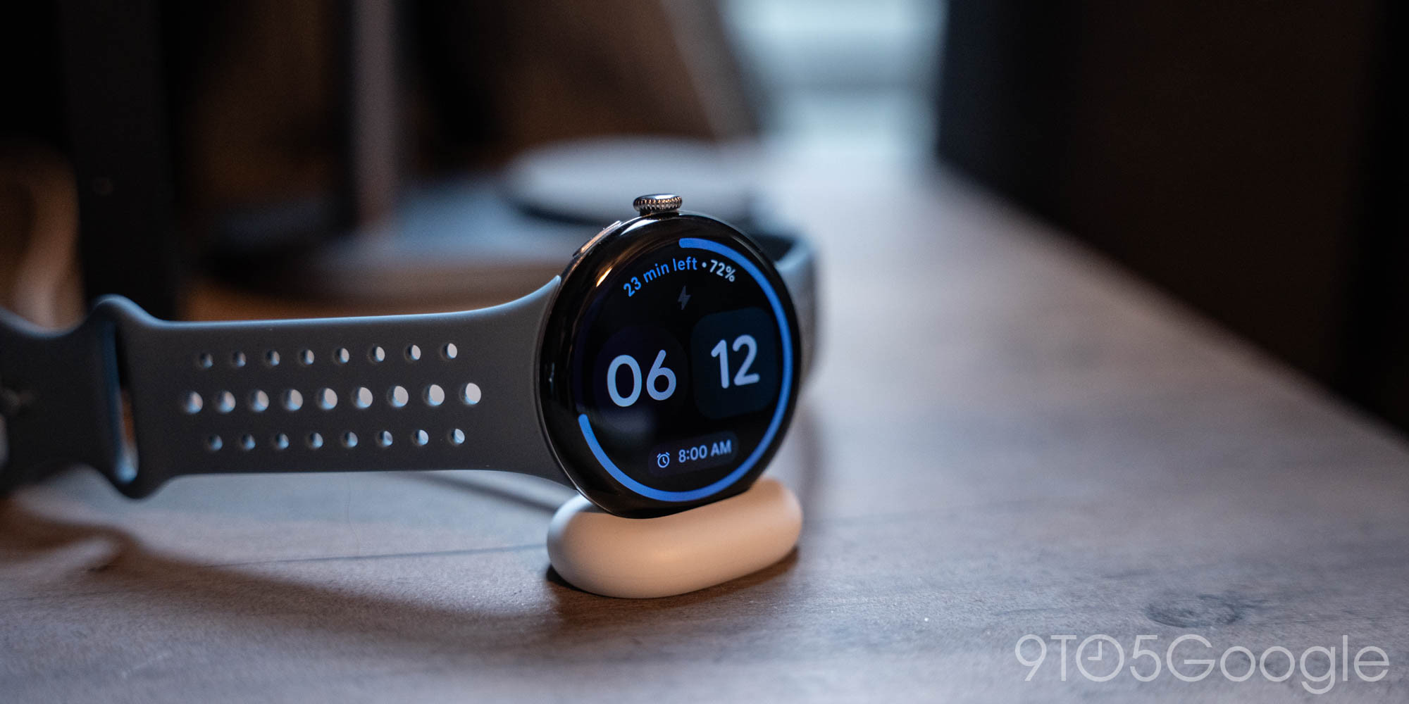 Đế sạc nam châm, chân sạc ở cạnh giúp sạc nhanh cho Pixel Watch 4