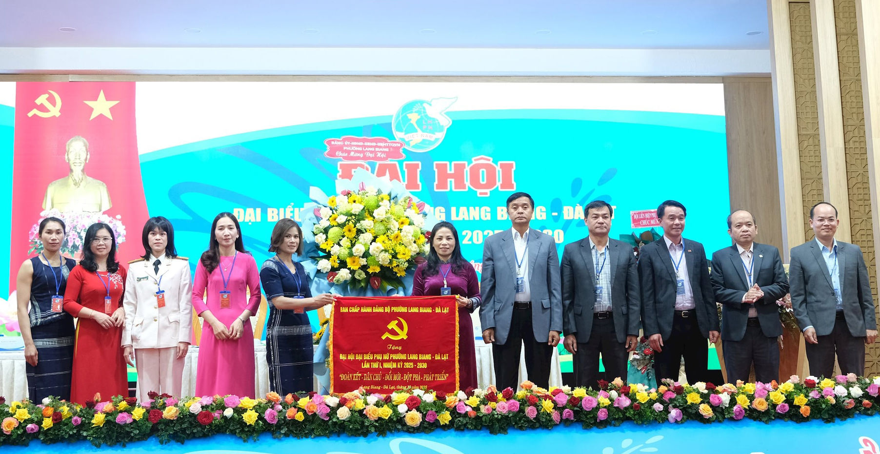 lanh-dao-phuong-lang-biang-da-lat-tang-hoa-va-buc-truong-chuc-mung-dai-hoi(1).jpg