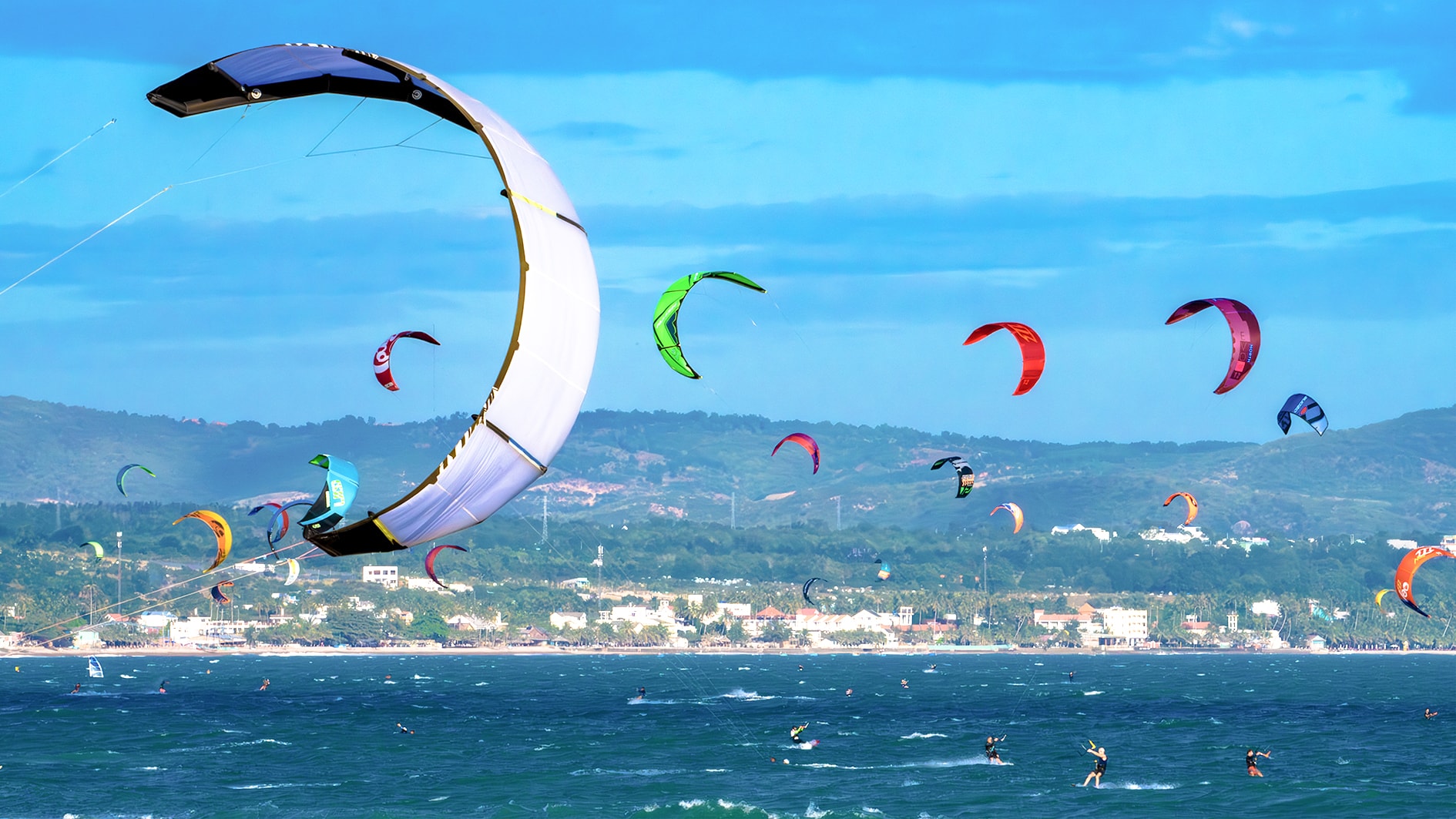 Lướt ván diều trên biển Mũi Né (ảnh N. Lân)