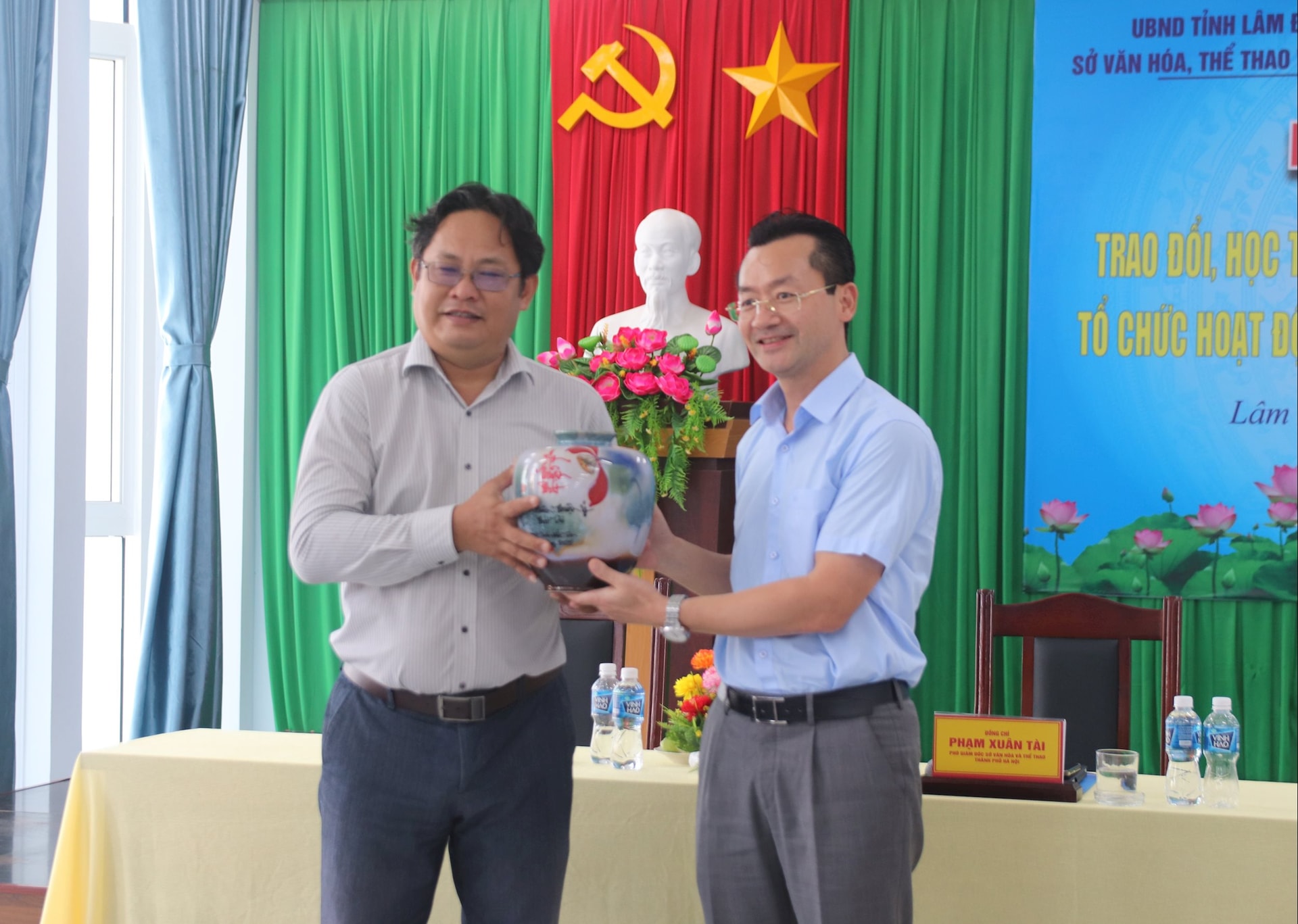 ພະແນກວັດທະນະທຳ ແລະ ກິລາ ຮ່າໂນ້ຍ ມອບເຄື່ອງທີ່ລະນຶກເຄື່ອງປັ້ນດິນເຜົາ Bat Trang ໃຫ້ພະແນກວັດທະນະທຳ, ກິລາ ແລະ ທ່ອງທ່ຽວ Lam Dong