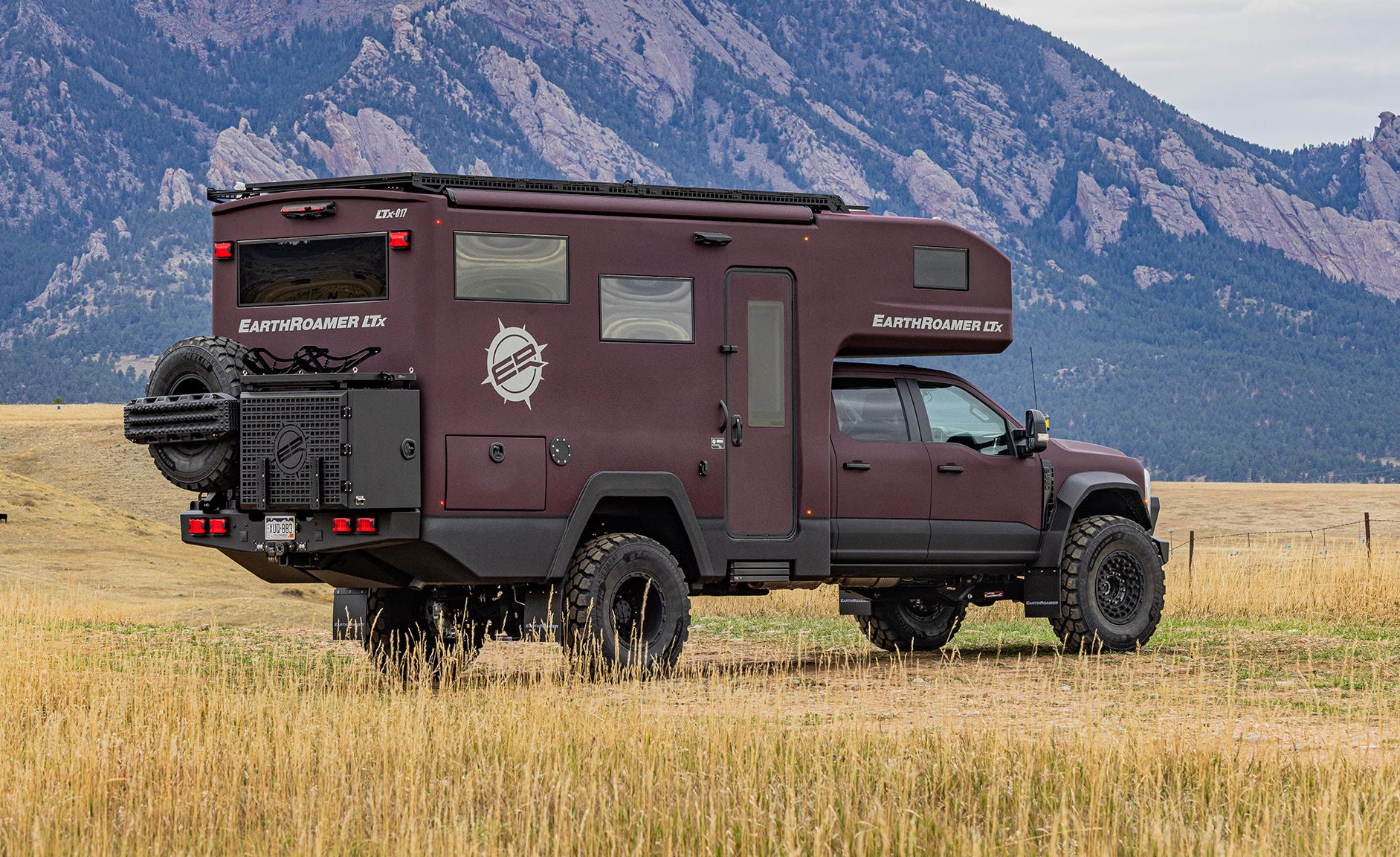 EarthRoamer LTx 2026 trên nền tảng Ford F-550 Power Stroke