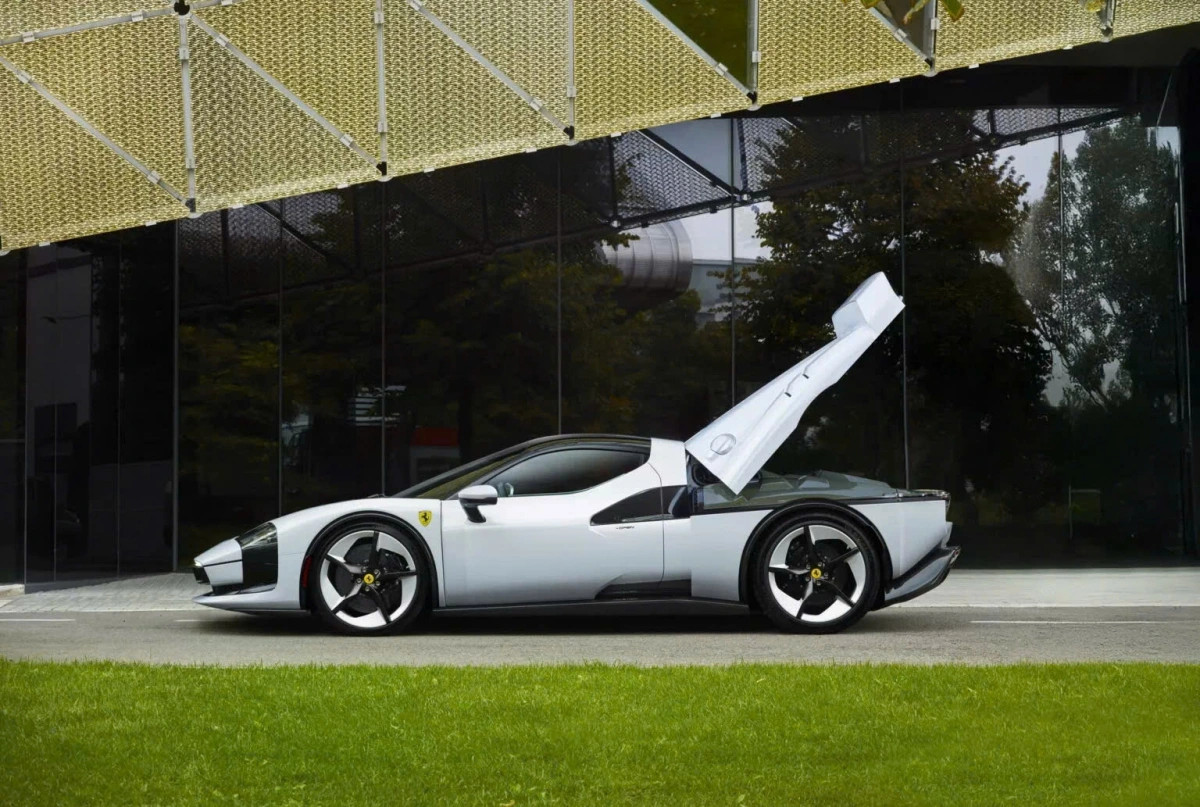 Khoang lái Ferrari SC40 dùng nhiều sợi carbon‑kevlar