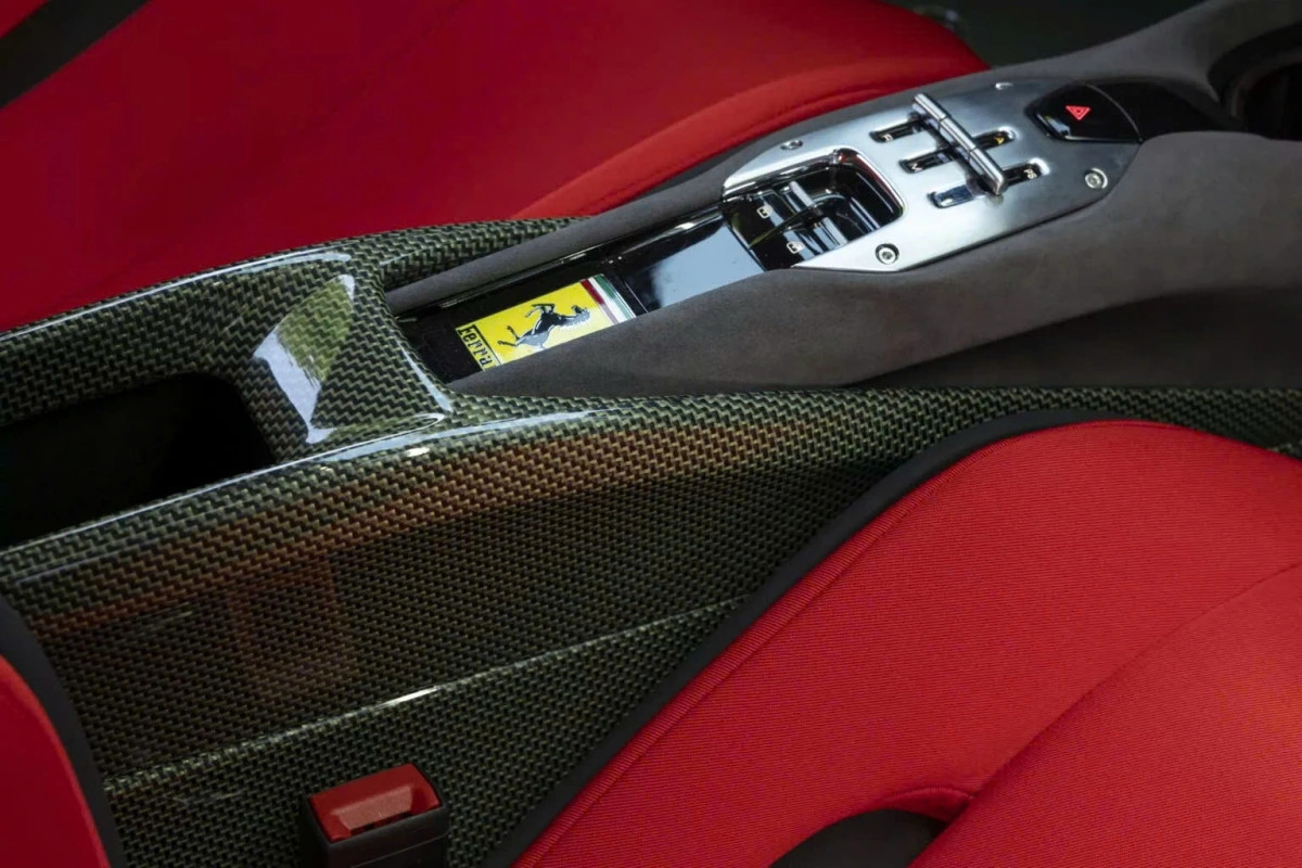Ferrari SC40 sơn Bianco SC40 và mâm 5 chấu hai tông