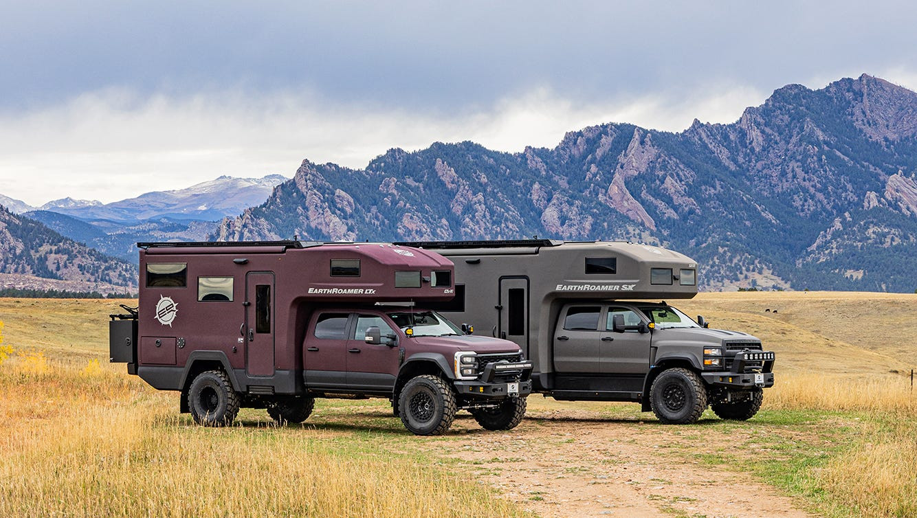 EarthRoamer LTx 2026 và SX 2.0 2027 đậu cạnh nhau trên địa hình off-road