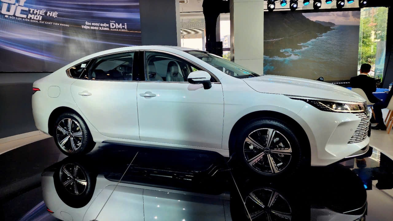 Kích thước SEAL 5 thuộc hạng C, dài 4.780 mm, rộng 1.837 mm