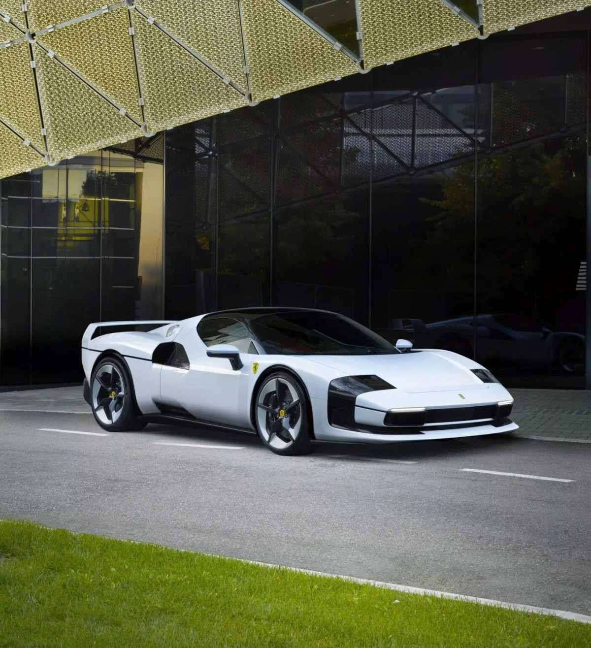 Cánh gió cố định và các mảng thân sắc nét trên Ferrari SC40