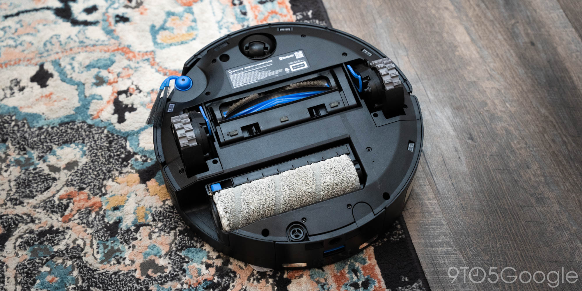 Robot quay về trạm sạc để xả bụi và sạc nhanh bằng GaN