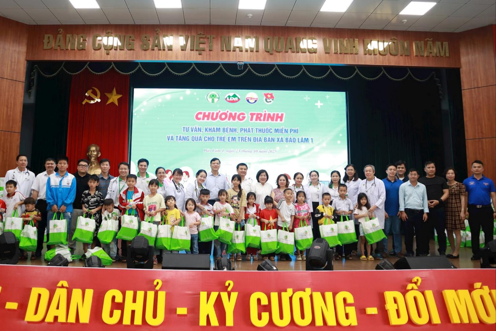 lanh-dao-ubnd-xa-bao-lam-1-cong-ty-nhom-lam-dong-va-bv-nhi-dong-2-tang-qua-cho-cac-chau(1).jpg