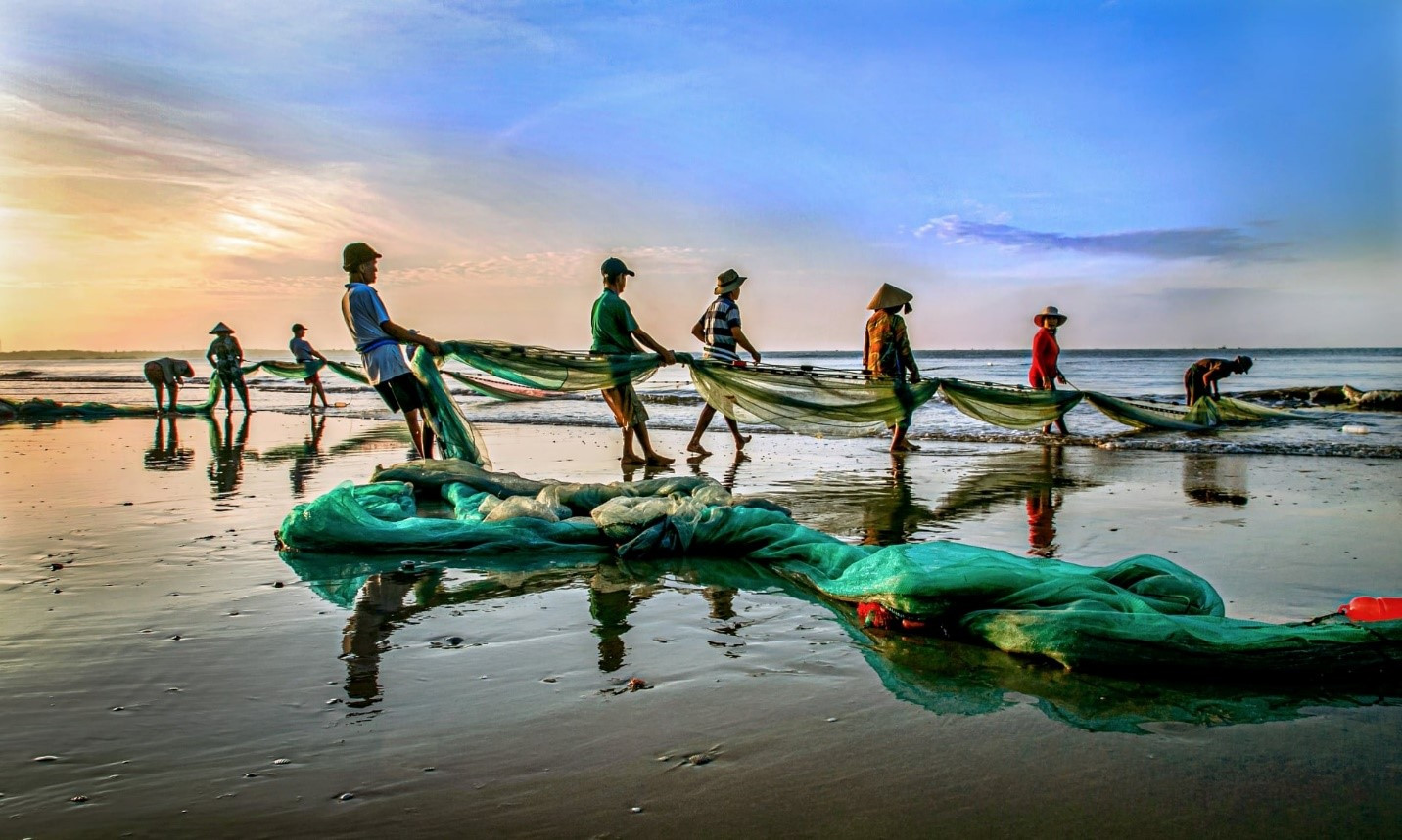 Fishermen casting their nets in Mui Ne. Photo : Văn Thanh