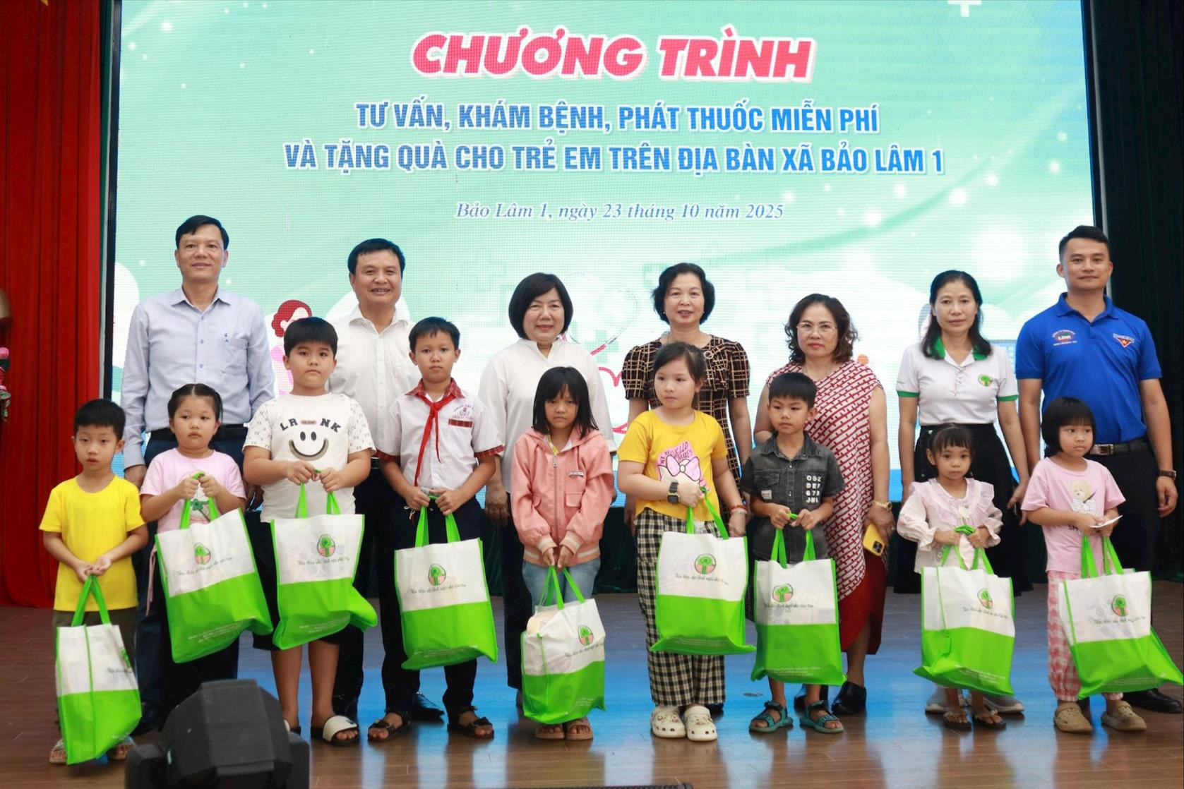 tang-qua-cho-cac-chau-thieu-nhi(1).jpg