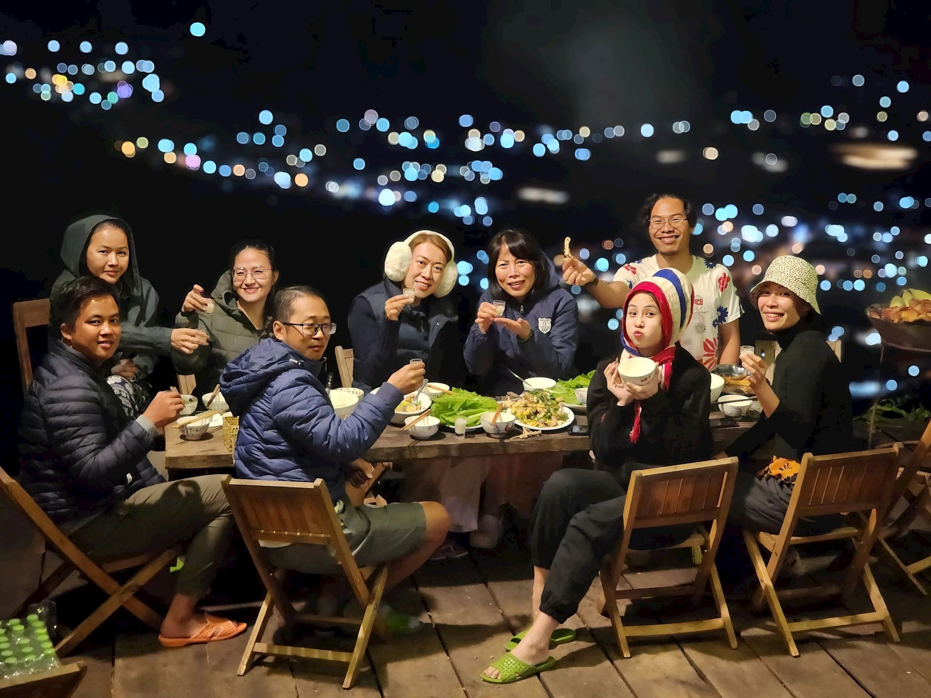 Visitors enjoying local cuisine with residents on Pró Hill