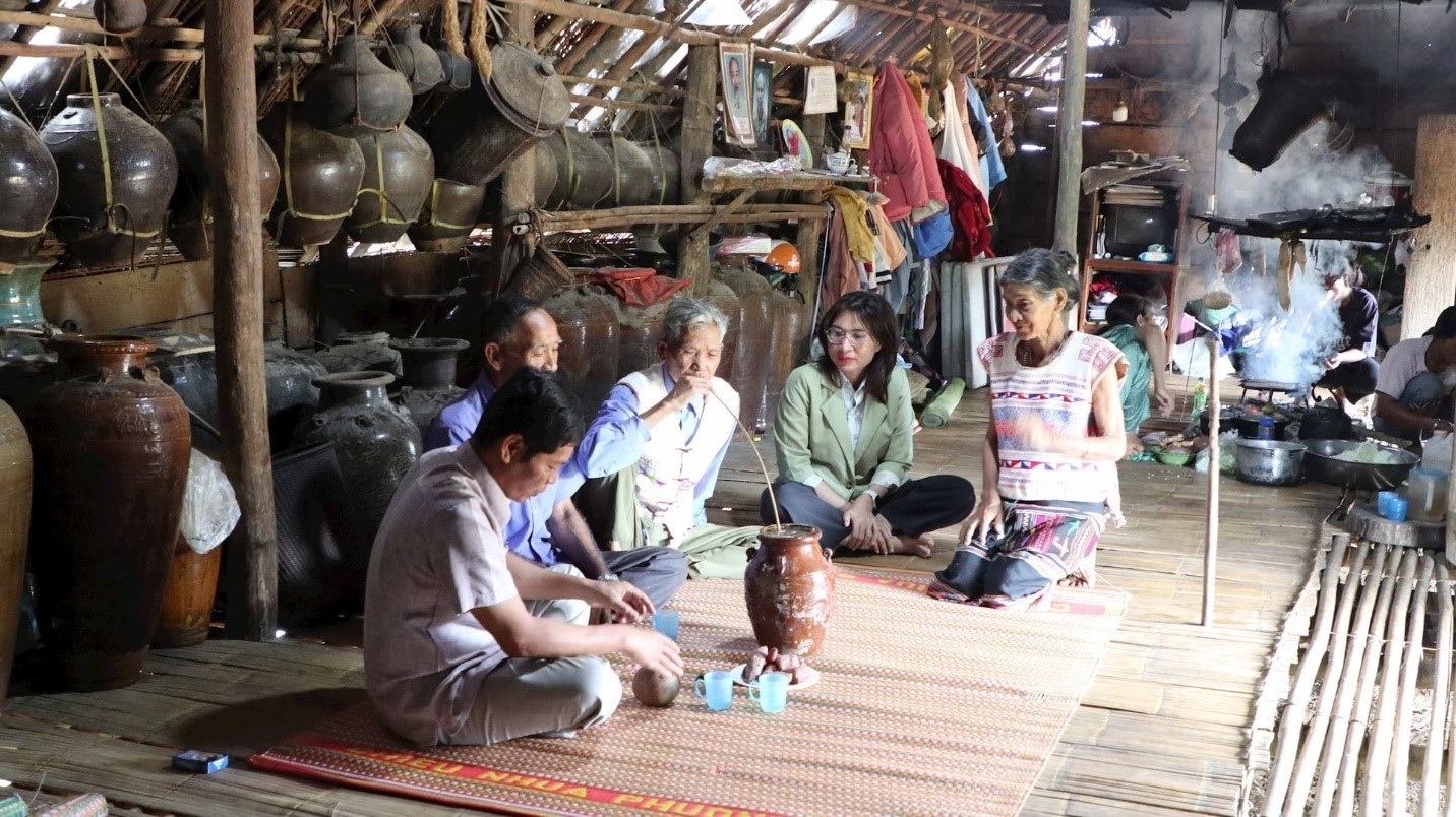 Local guests exploring the lifestyle and traditions of the Mạ people inside a traditional longhouse in Bảo Lâm 5 Commune, Lâm Đồng province