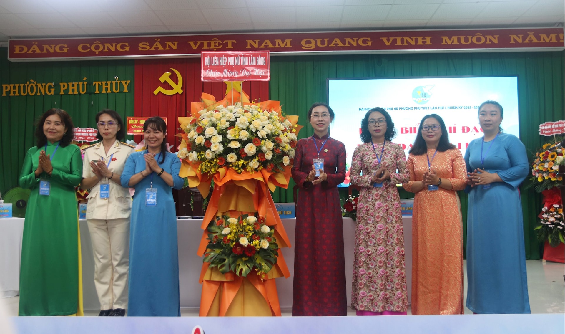 Fru Phan Thi Vi Van, vice ordförande för Lam Dong Provincial Women's Union, överlämnade blommor till kvinnokongressen i Phu Thuy Ward.