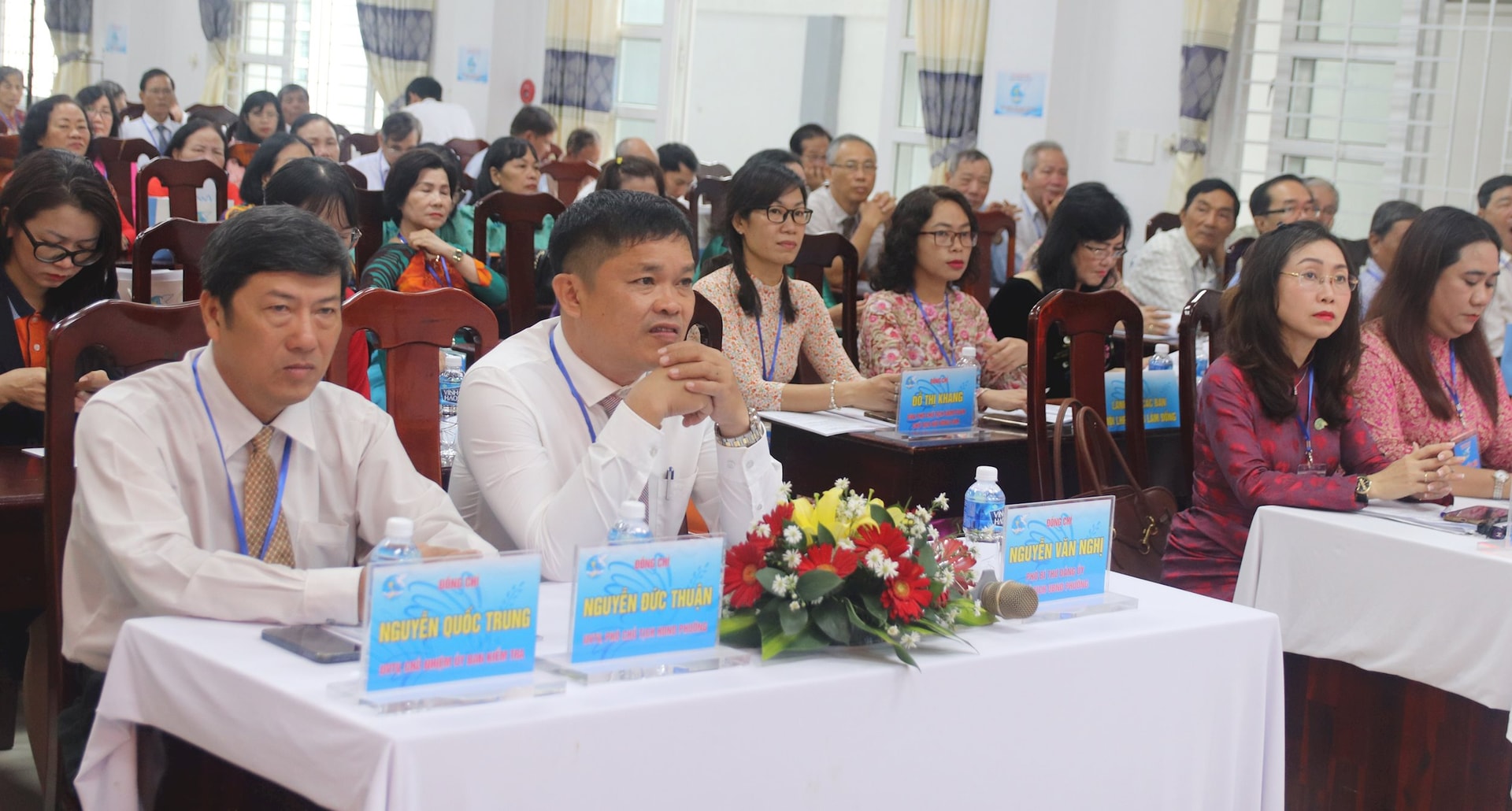 Delegater som deltar i kvinnokongressen i Phu Thuy Ward