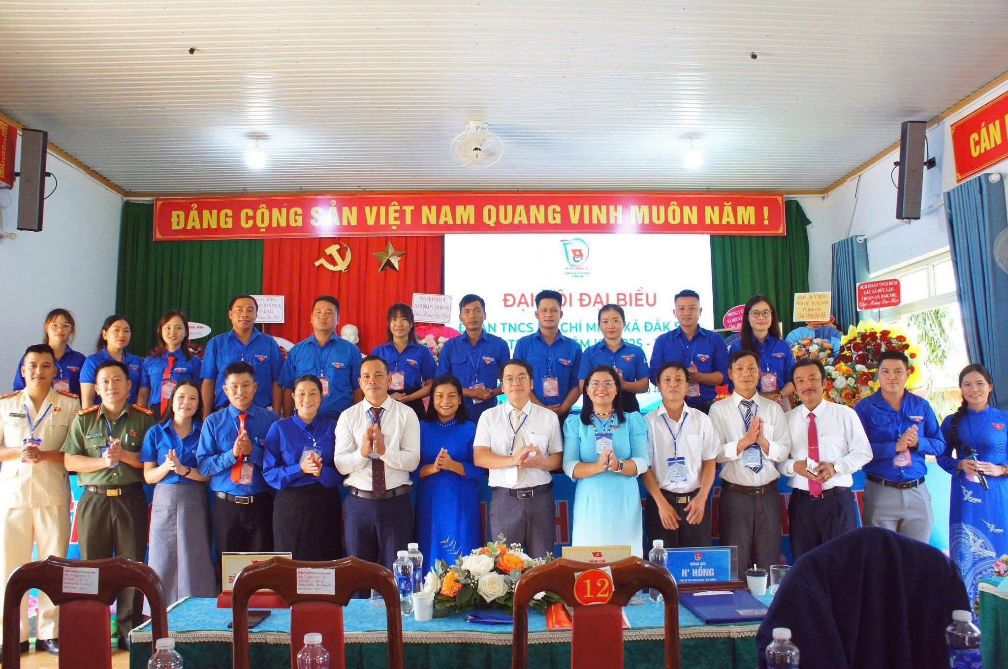 Phó Bí thư Tỉnh đoàn Lâm Đồng H'Hồng chụp hình lưu niệm với Ban Chấp hànhĐoàn