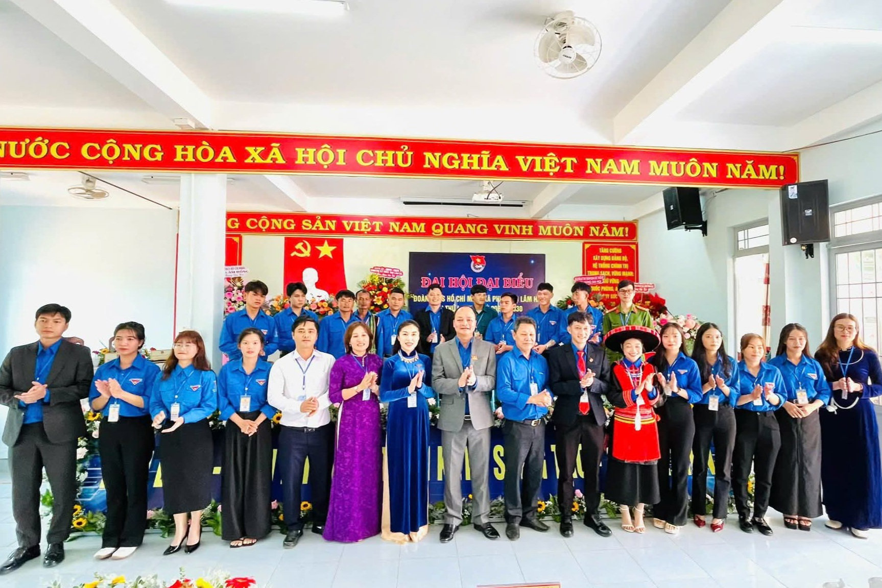 Đại biểu chụp hình lưu niệm với Ban Chấp hành Đoàn TNCS Hồ Chí Minh xã Phúc Thọ Lâm Hà lần thứ I, nhiệm kỳ 2025 – 2030