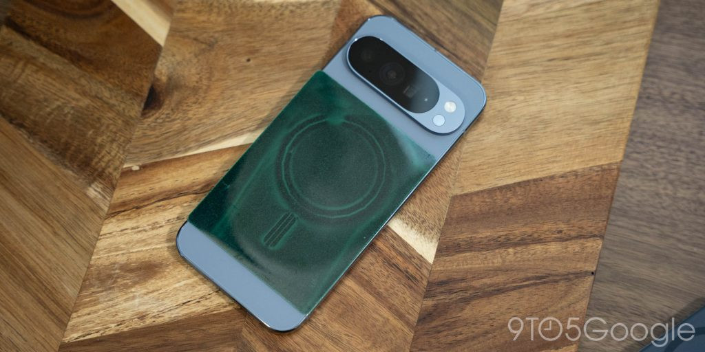 Tấm phim từ tính cho thấy mảng nam châm bên trong Pixel 10 Pro XL