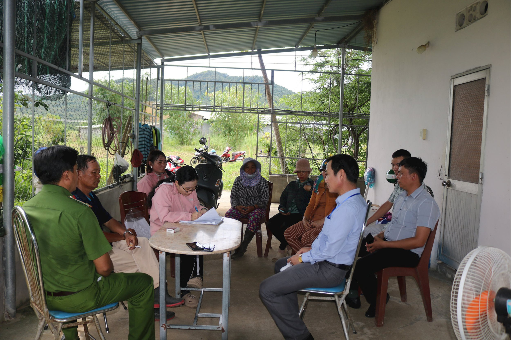 Ông Nguyễn Ngọc Tú , Phó Trưởng Phòng Kinh tế xã Hàm Thuận nghe ý kiến người dân và kết luận việc kiểm tra.