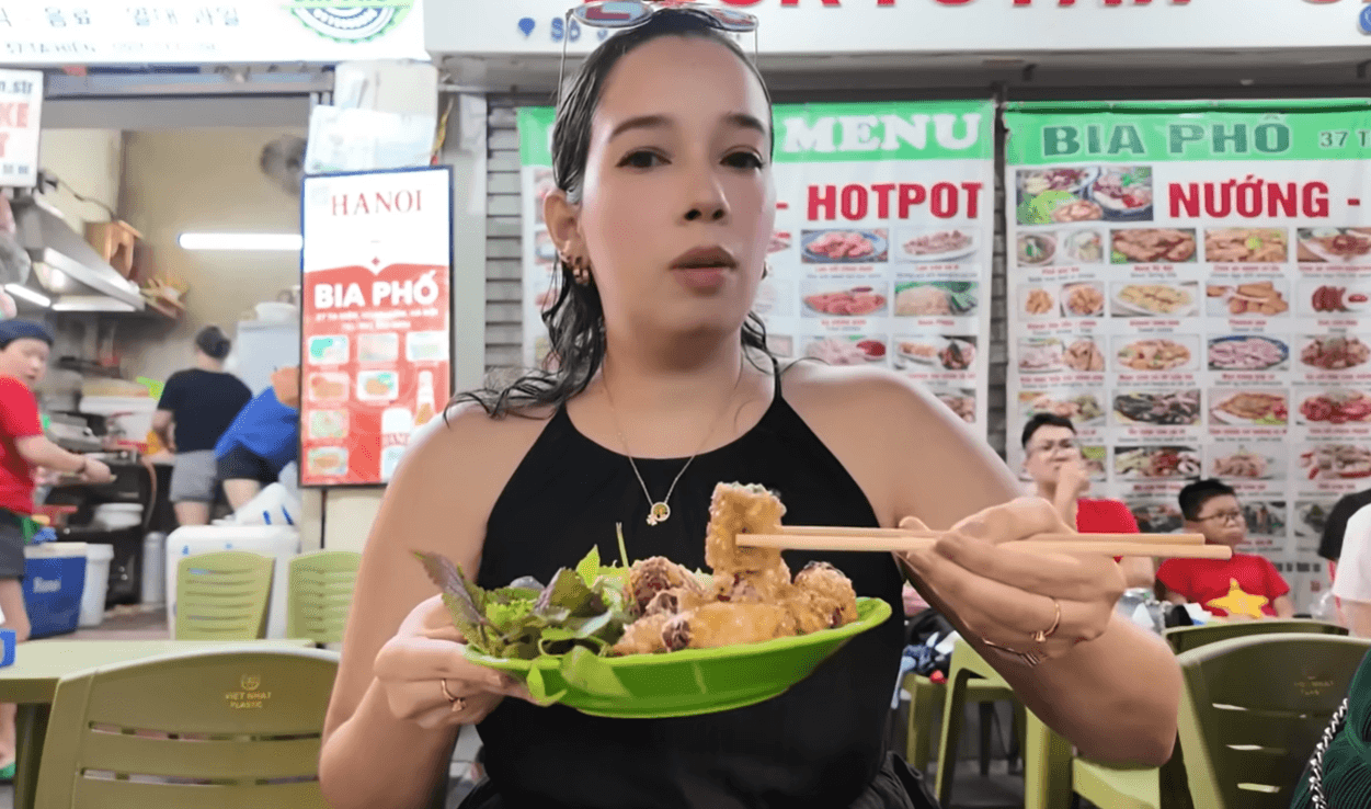 khach Tay thuong thuc nem ran o Ha Noi 1.png