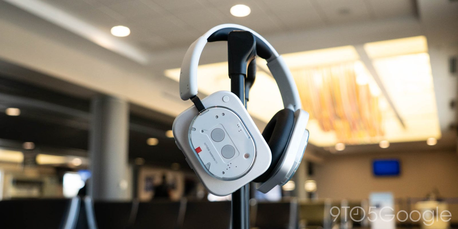 Cận cảnh thiết kế của tai nghe Nothing Headphone (1) màu trắng