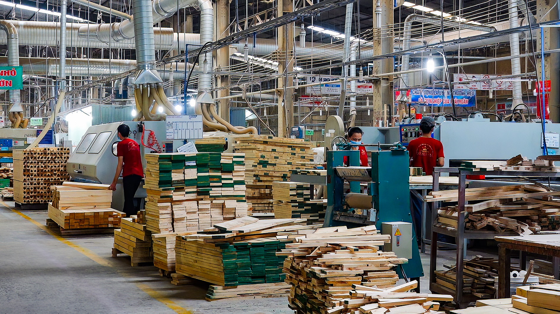 Produktion av trämöbler för export i Phan Thiet industripark (2)