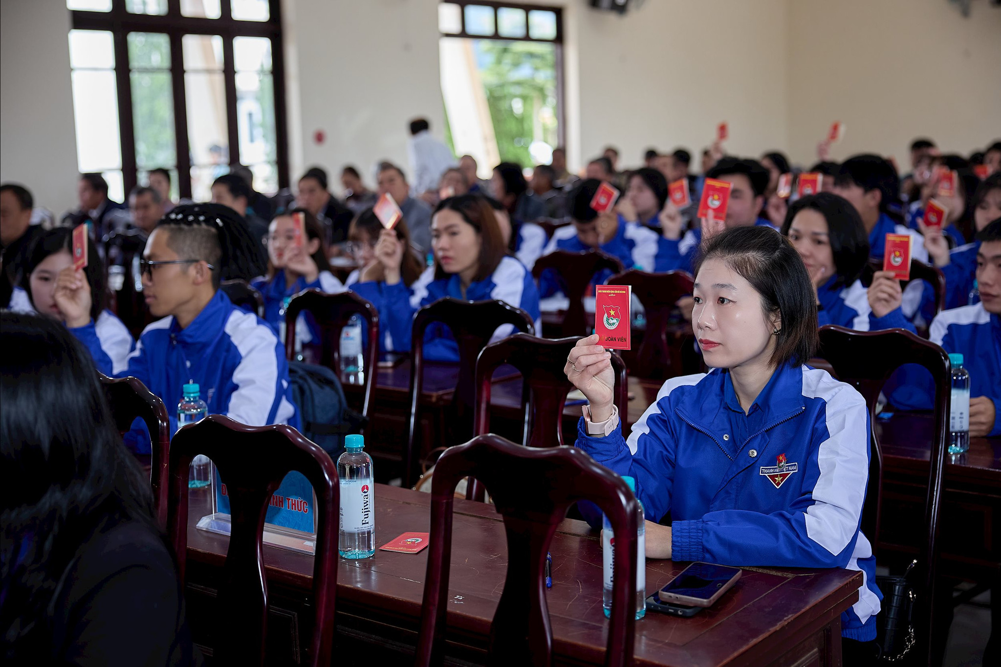 Các đại biểu biểu quyết thông qua các chỉ tiêu tại Đại hội