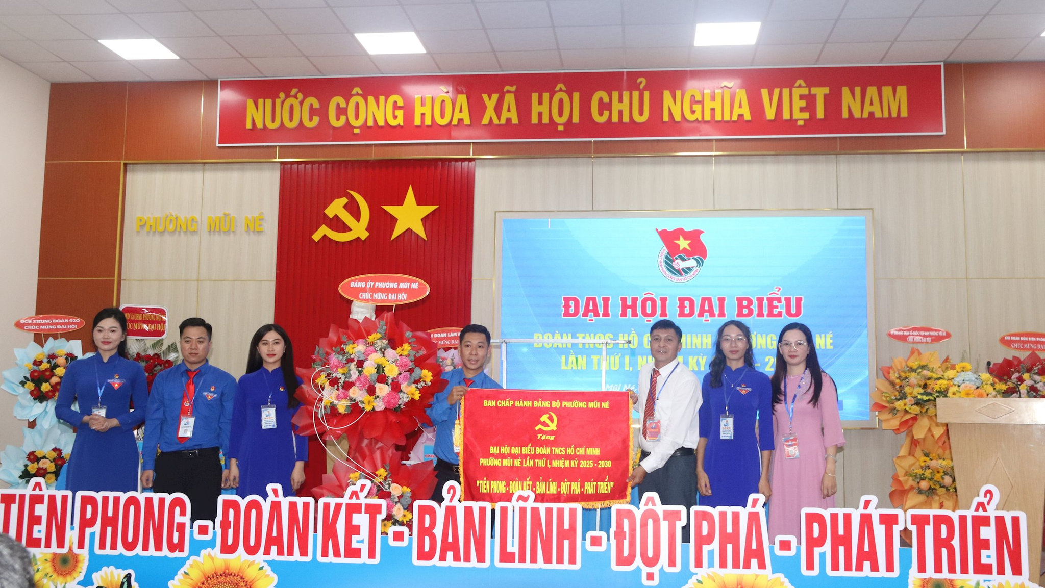 Ban chấp hành Đảng bộ phường Mũi Né tặng bức trướng cho Đại hội Đoàn TNCS phường