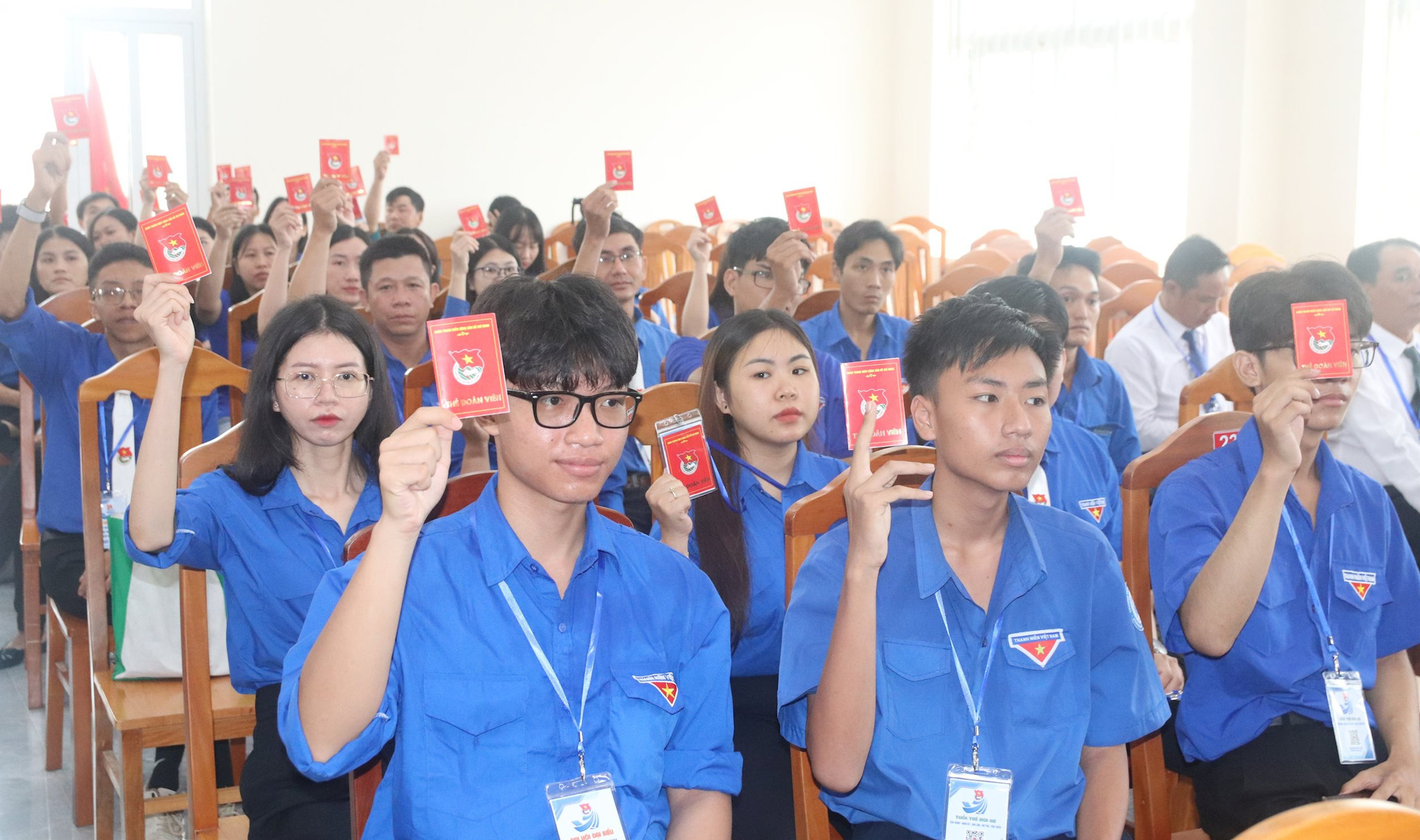 Đoàn viên thanh niên biểu quyết thống nhất các chỉ tiêu nhiệm kỳ 2025 2030