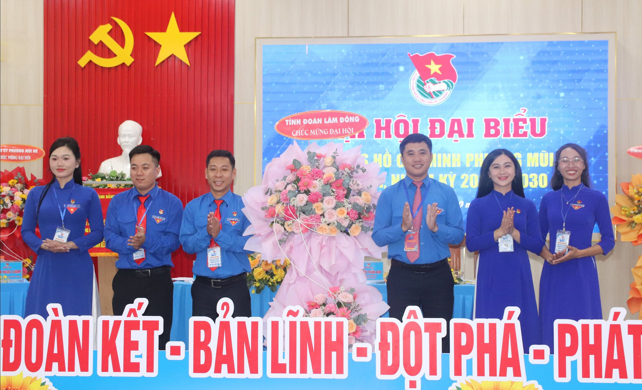 Đồng chí Trương Minh Quang, Bí thư Tỉnh đoàn Lâm Đồng gửi tới Đại hội lẵng hoa chúc mừng