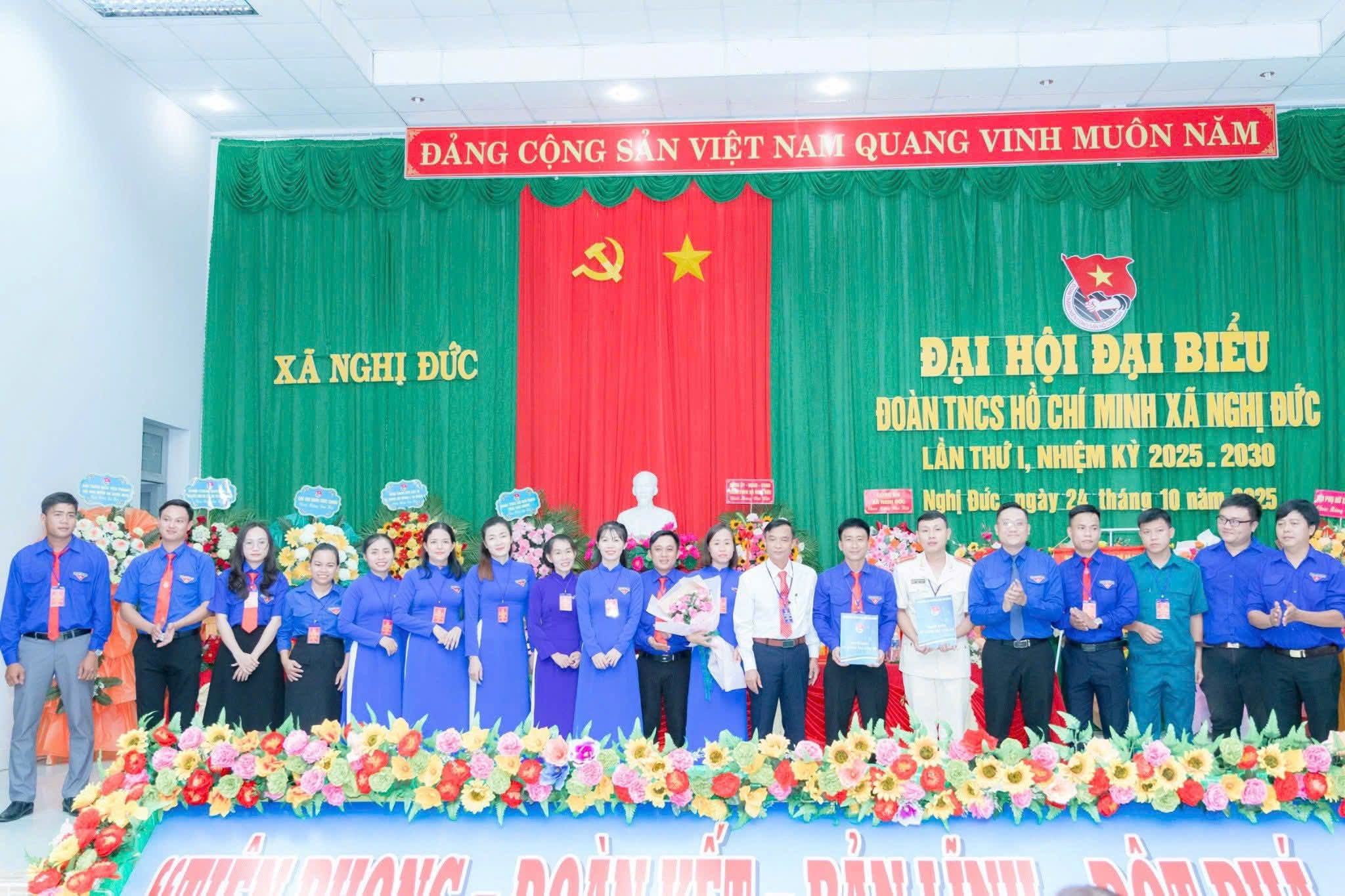 Các đại biểu chụp hình lưu niệm với Ban chấp hành Đoàn xã Nghị Đức khóa I, nhiệm kỳ 2025-2030