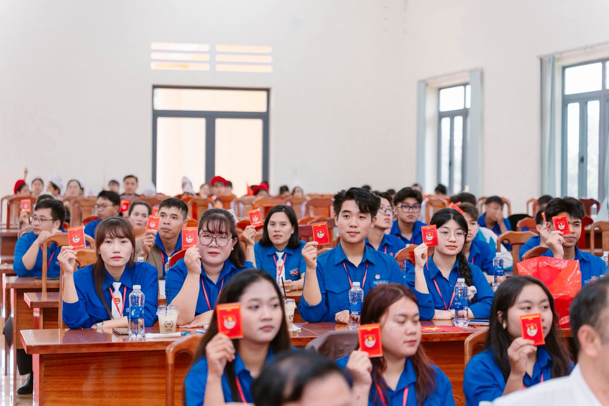 Các đại biểu thông qua các chỉ tiêu