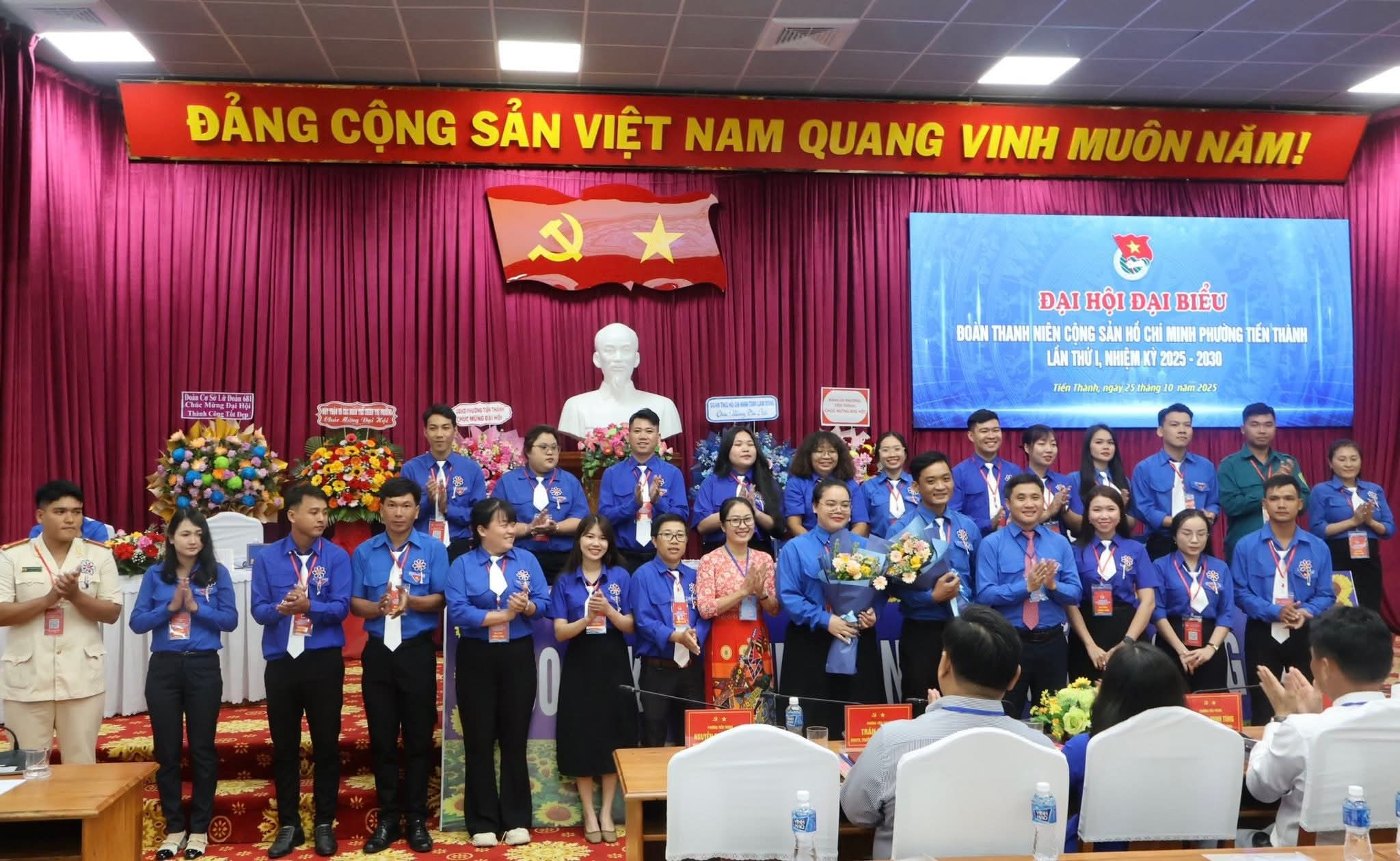 Các đại biểu chụp hình lưu niệm với Ban chấp hành 