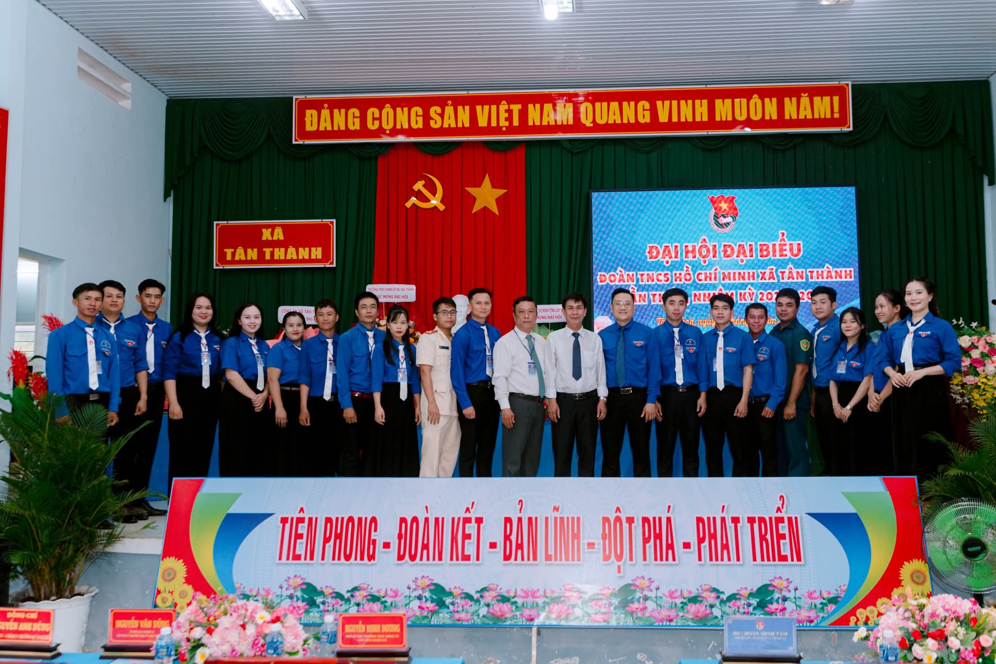 Các đại biểu chụp hình lưu niệm với Ban chấp hành 