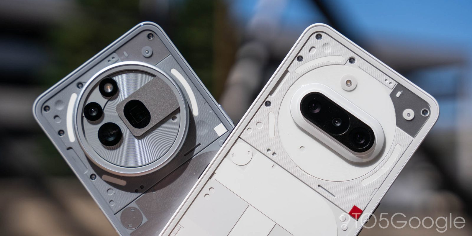 Hai mẫu điện thoại Nothing Phone (3a) và (3a) Pro với thiết kế mặt lưng trong suốt đặc trưng.