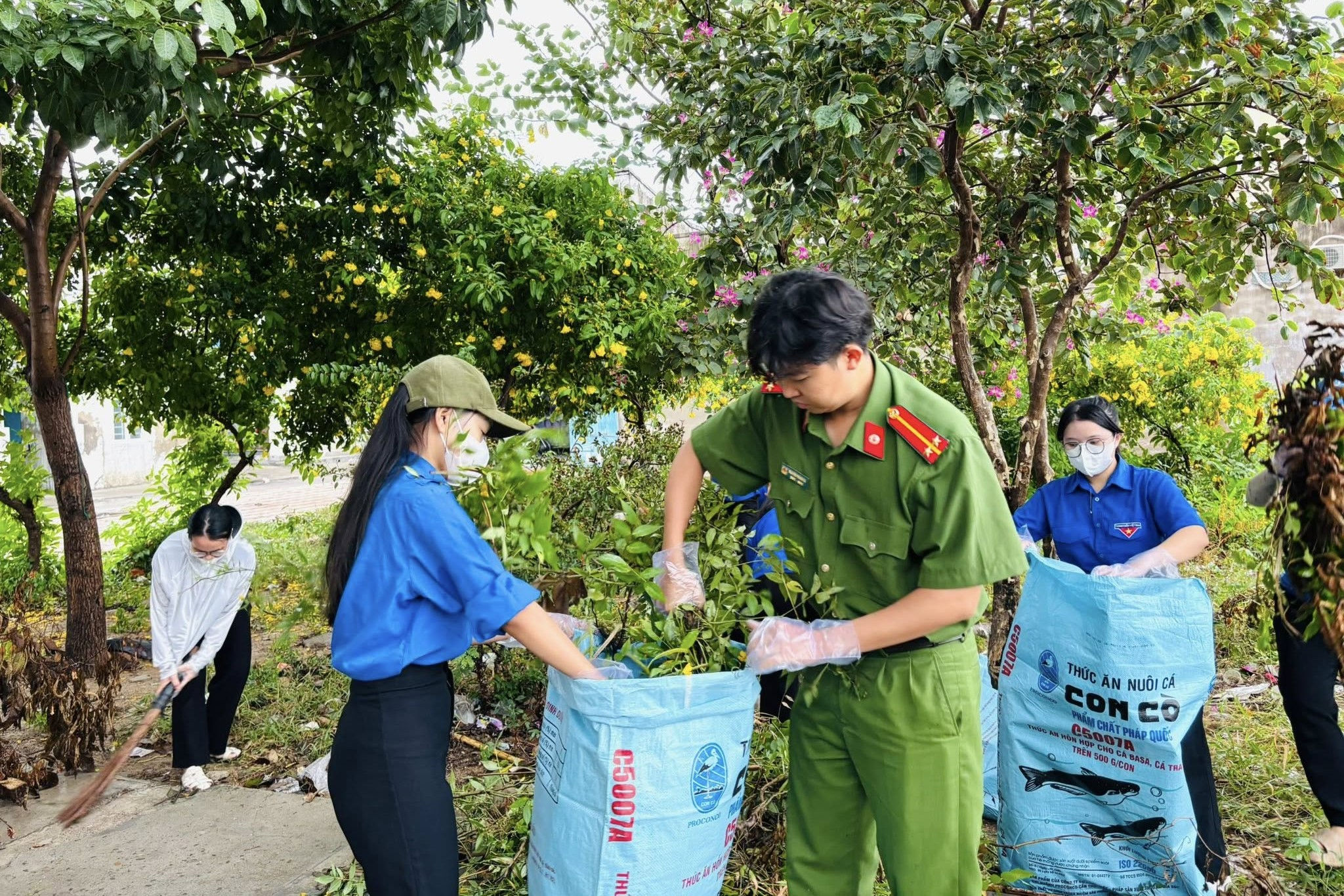 Liên Hương dọn dẹp vệ sinh môi trường, phát quang bụi rậm, dọn rác thải khu vực công viên Phước Thể